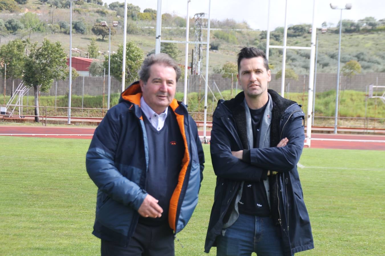 Jornada entrañable y emotiva la que ha vivido este sábado, 6 de abril, el Jerez Club de Fútbol con la celebración de un partido amistoso enmarcado en la conmemoración de su 50º aniversario, que ha reunido, dentro y fuera del césped del estadio municipal de la Ciudad Deportiva 'Manuel Calzado', a numerosos rostros protagonistas de la trayectoria de este gran club extremeño.A la cita han acudido futbolistas, entrenadores y directivos de buena parte de ese medio siglo de historia. Desde artífices de los inicios del club verdinegro, con su nombre originario de Club Polideportivo Vasco Núñez, a algunos de los juveniles del Jerez que lograron el ascenso a la División de honor en la temporada 95-96 con Paco Agudo como técnico, hasta un buen número de los protagonistas del mayor hito en la historia del club templario, el ascenso a Segunda División B en la temporada 98-99 con Vázquez Bermejo como entrenador y siendo presidente Ángel Asensio.