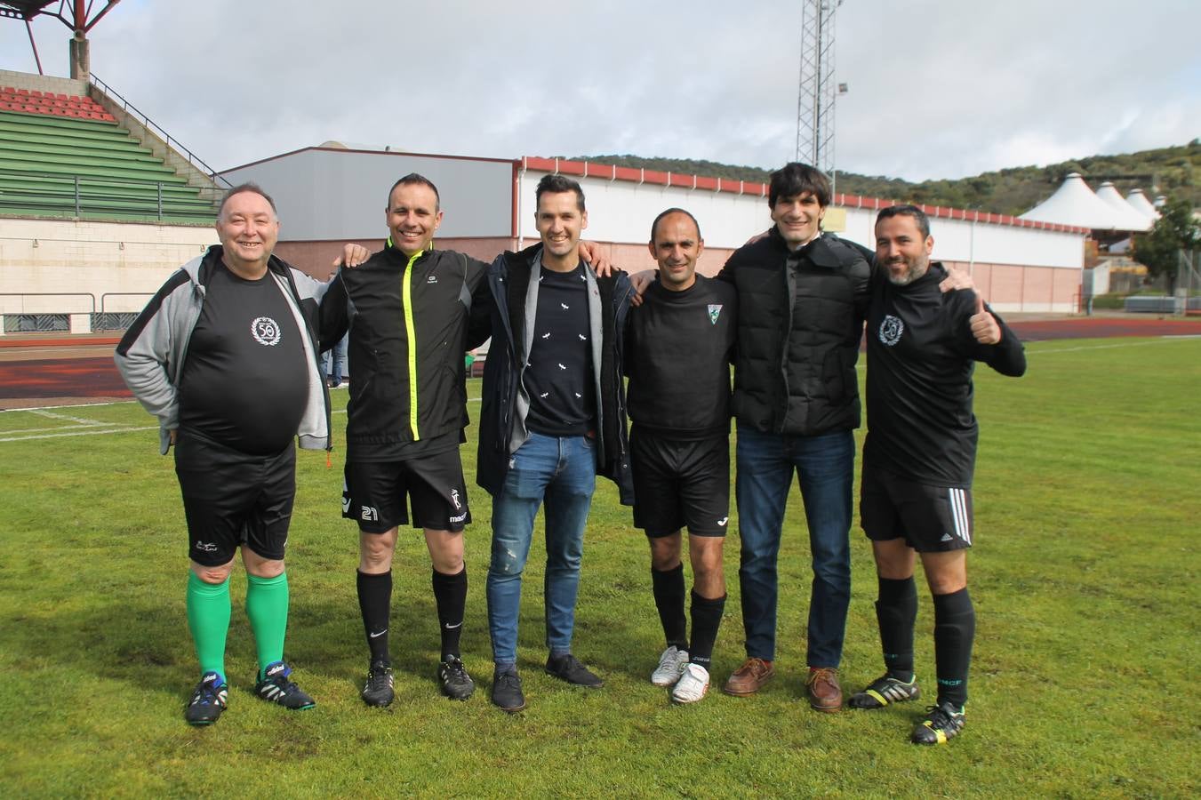 Jornada entrañable y emotiva la que ha vivido este sábado, 6 de abril, el Jerez Club de Fútbol con la celebración de un partido amistoso enmarcado en la conmemoración de su 50º aniversario, que ha reunido, dentro y fuera del césped del estadio municipal de la Ciudad Deportiva 'Manuel Calzado', a numerosos rostros protagonistas de la trayectoria de este gran club extremeño.A la cita han acudido futbolistas, entrenadores y directivos de buena parte de ese medio siglo de historia. Desde artífices de los inicios del club verdinegro, con su nombre originario de Club Polideportivo Vasco Núñez, a algunos de los juveniles del Jerez que lograron el ascenso a la División de honor en la temporada 95-96 con Paco Agudo como técnico, hasta un buen número de los protagonistas del mayor hito en la historia del club templario, el ascenso a Segunda División B en la temporada 98-99 con Vázquez Bermejo como entrenador y siendo presidente Ángel Asensio.