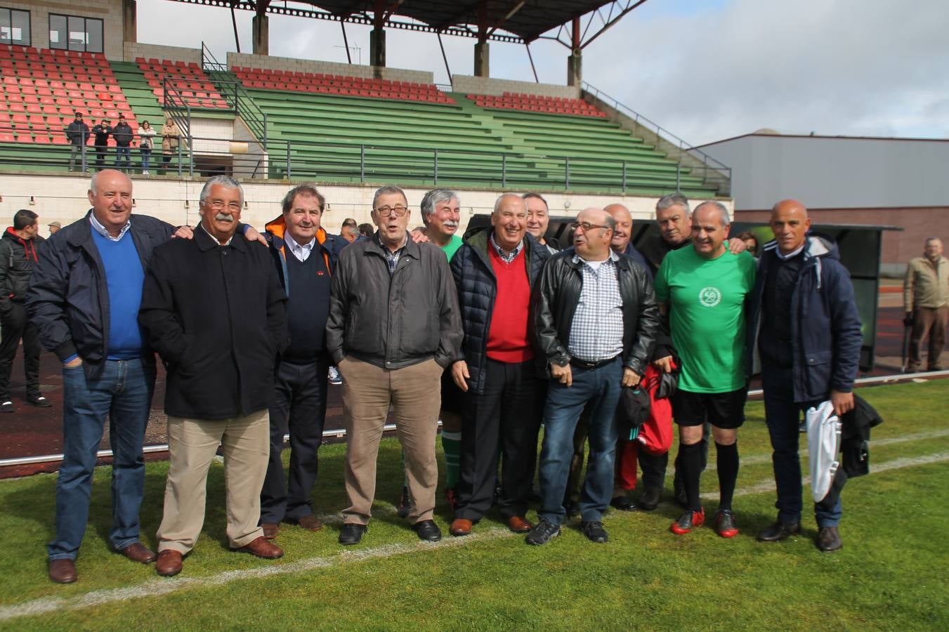 Jornada entrañable y emotiva la que ha vivido este sábado, 6 de abril, el Jerez Club de Fútbol con la celebración de un partido amistoso enmarcado en la conmemoración de su 50º aniversario, que ha reunido, dentro y fuera del césped del estadio municipal de la Ciudad Deportiva 'Manuel Calzado', a numerosos rostros protagonistas de la trayectoria de este gran club extremeño.A la cita han acudido futbolistas, entrenadores y directivos de buena parte de ese medio siglo de historia. Desde artífices de los inicios del club verdinegro, con su nombre originario de Club Polideportivo Vasco Núñez, a algunos de los juveniles del Jerez que lograron el ascenso a la División de honor en la temporada 95-96 con Paco Agudo como técnico, hasta un buen número de los protagonistas del mayor hito en la historia del club templario, el ascenso a Segunda División B en la temporada 98-99 con Vázquez Bermejo como entrenador y siendo presidente Ángel Asensio.