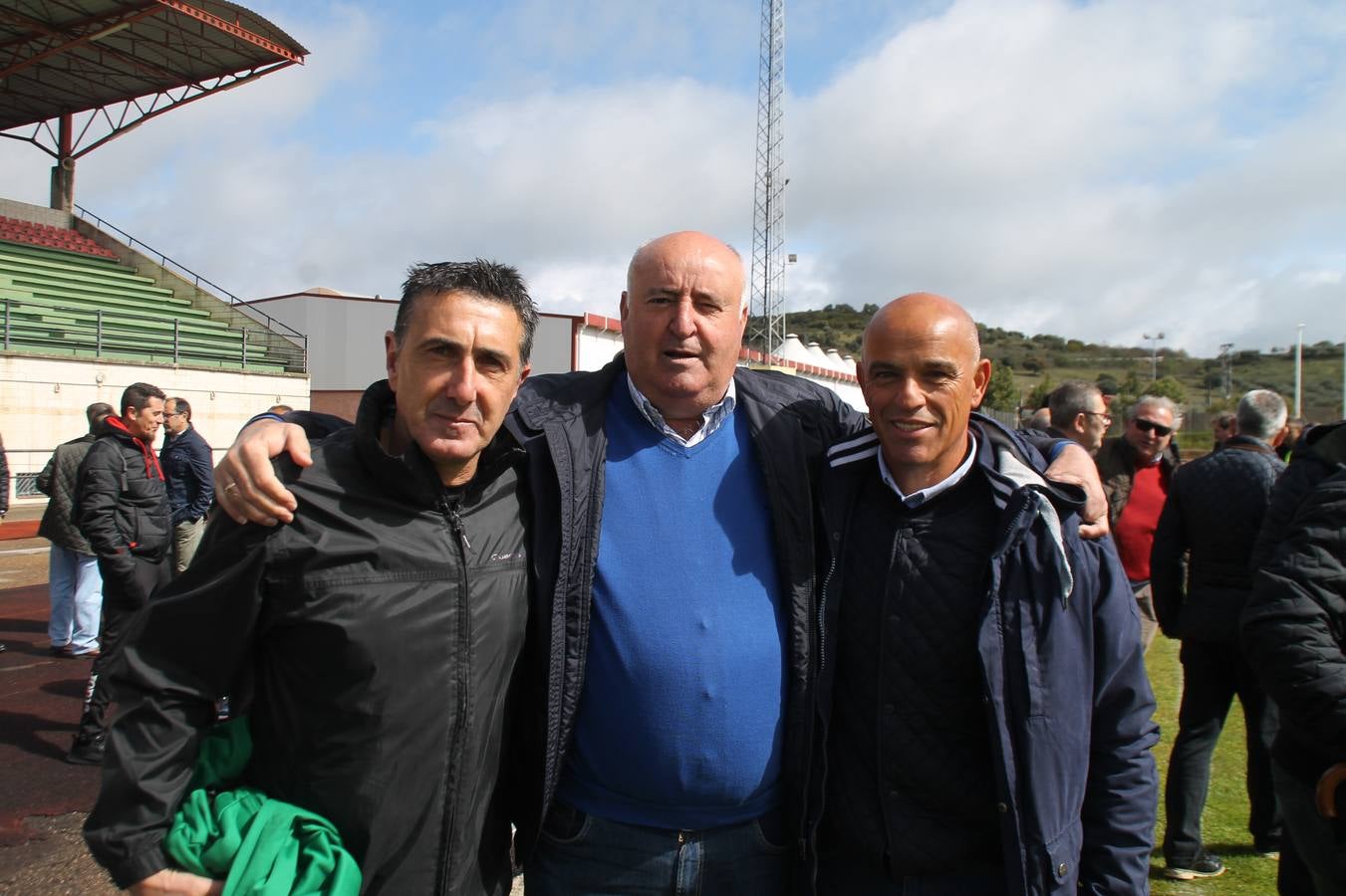 Jornada entrañable y emotiva la que ha vivido este sábado, 6 de abril, el Jerez Club de Fútbol con la celebración de un partido amistoso enmarcado en la conmemoración de su 50º aniversario, que ha reunido, dentro y fuera del césped del estadio municipal de la Ciudad Deportiva 'Manuel Calzado', a numerosos rostros protagonistas de la trayectoria de este gran club extremeño.A la cita han acudido futbolistas, entrenadores y directivos de buena parte de ese medio siglo de historia. Desde artífices de los inicios del club verdinegro, con su nombre originario de Club Polideportivo Vasco Núñez, a algunos de los juveniles del Jerez que lograron el ascenso a la División de honor en la temporada 95-96 con Paco Agudo como técnico, hasta un buen número de los protagonistas del mayor hito en la historia del club templario, el ascenso a Segunda División B en la temporada 98-99 con Vázquez Bermejo como entrenador y siendo presidente Ángel Asensio.