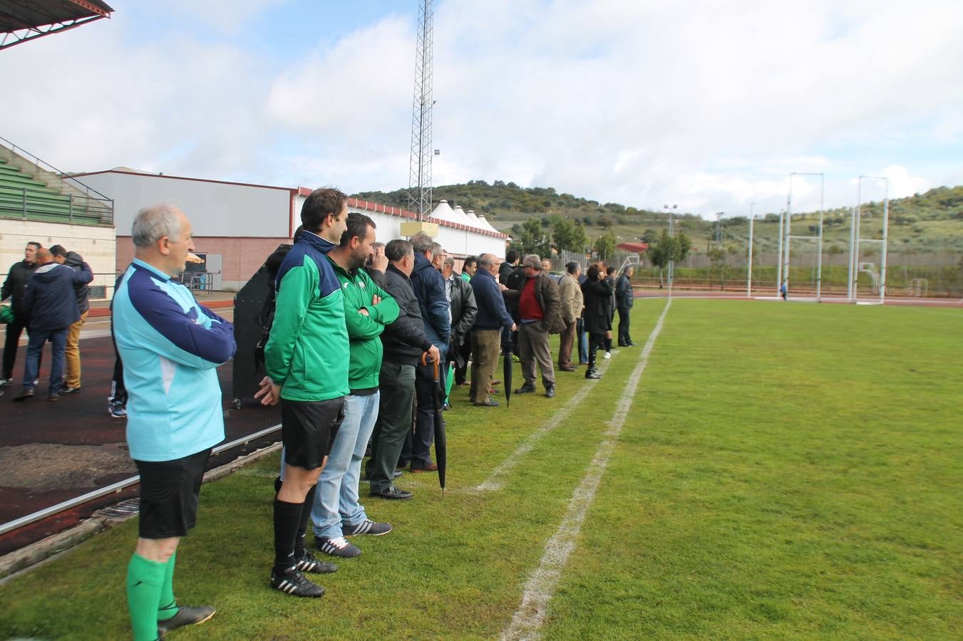Jornada entrañable y emotiva la que ha vivido este sábado, 6 de abril, el Jerez Club de Fútbol con la celebración de un partido amistoso enmarcado en la conmemoración de su 50º aniversario, que ha reunido, dentro y fuera del césped del estadio municipal de la Ciudad Deportiva 'Manuel Calzado', a numerosos rostros protagonistas de la trayectoria de este gran club extremeño.A la cita han acudido futbolistas, entrenadores y directivos de buena parte de ese medio siglo de historia. Desde artífices de los inicios del club verdinegro, con su nombre originario de Club Polideportivo Vasco Núñez, a algunos de los juveniles del Jerez que lograron el ascenso a la División de honor en la temporada 95-96 con Paco Agudo como técnico, hasta un buen número de los protagonistas del mayor hito en la historia del club templario, el ascenso a Segunda División B en la temporada 98-99 con Vázquez Bermejo como entrenador y siendo presidente Ángel Asensio.