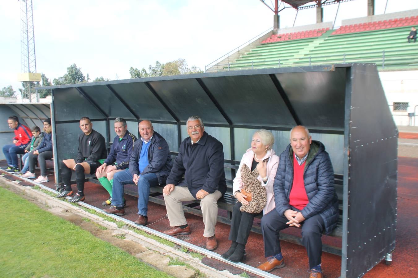 Jornada entrañable y emotiva la que ha vivido este sábado, 6 de abril, el Jerez Club de Fútbol con la celebración de un partido amistoso enmarcado en la conmemoración de su 50º aniversario, que ha reunido, dentro y fuera del césped del estadio municipal de la Ciudad Deportiva 'Manuel Calzado', a numerosos rostros protagonistas de la trayectoria de este gran club extremeño.A la cita han acudido futbolistas, entrenadores y directivos de buena parte de ese medio siglo de historia. Desde artífices de los inicios del club verdinegro, con su nombre originario de Club Polideportivo Vasco Núñez, a algunos de los juveniles del Jerez que lograron el ascenso a la División de honor en la temporada 95-96 con Paco Agudo como técnico, hasta un buen número de los protagonistas del mayor hito en la historia del club templario, el ascenso a Segunda División B en la temporada 98-99 con Vázquez Bermejo como entrenador y siendo presidente Ángel Asensio.