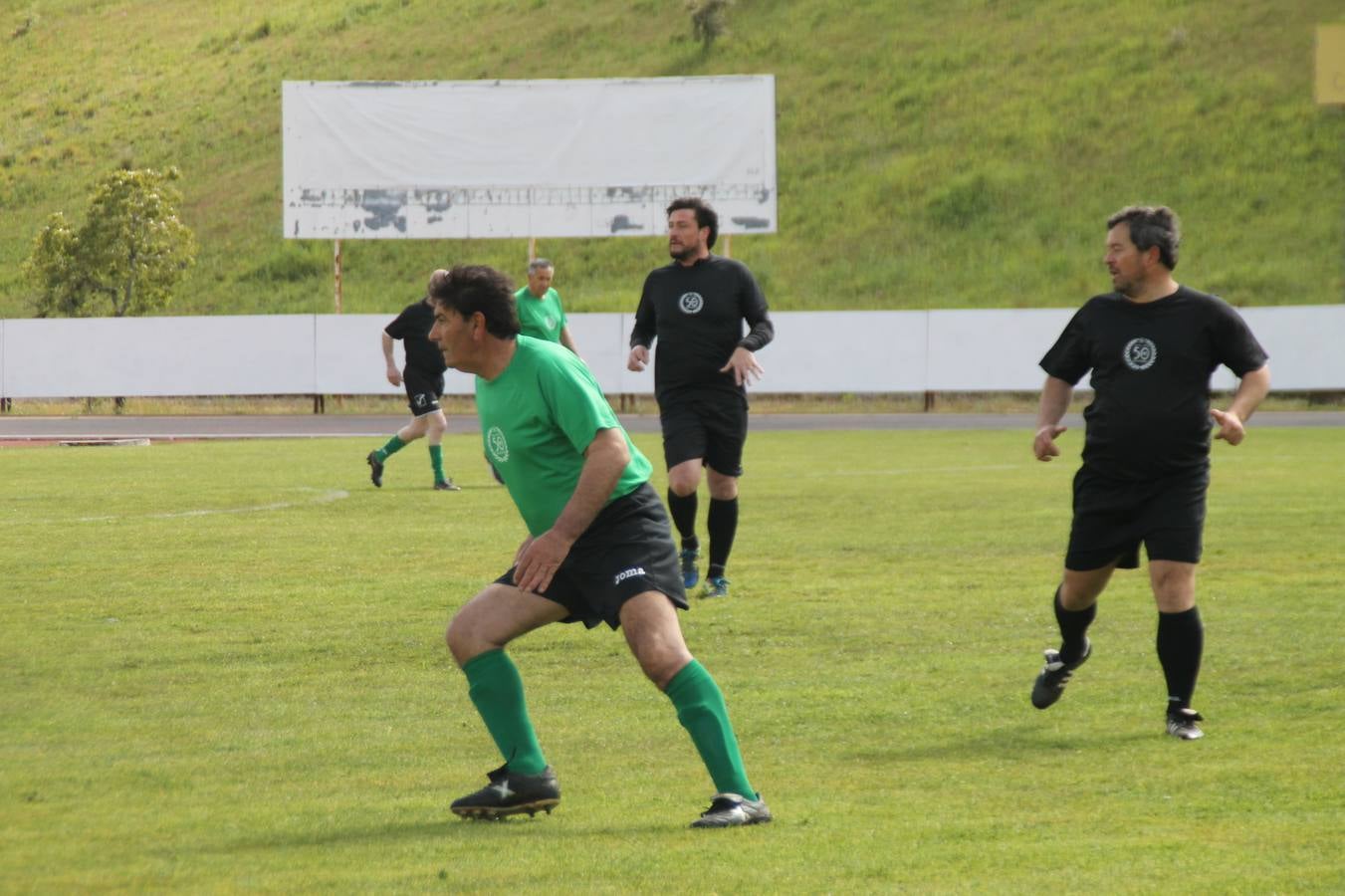 Jornada entrañable y emotiva la que ha vivido este sábado, 6 de abril, el Jerez Club de Fútbol con la celebración de un partido amistoso enmarcado en la conmemoración de su 50º aniversario, que ha reunido, dentro y fuera del césped del estadio municipal de la Ciudad Deportiva 'Manuel Calzado', a numerosos rostros protagonistas de la trayectoria de este gran club extremeño.A la cita han acudido futbolistas, entrenadores y directivos de buena parte de ese medio siglo de historia. Desde artífices de los inicios del club verdinegro, con su nombre originario de Club Polideportivo Vasco Núñez, a algunos de los juveniles del Jerez que lograron el ascenso a la División de honor en la temporada 95-96 con Paco Agudo como técnico, hasta un buen número de los protagonistas del mayor hito en la historia del club templario, el ascenso a Segunda División B en la temporada 98-99 con Vázquez Bermejo como entrenador y siendo presidente Ángel Asensio.