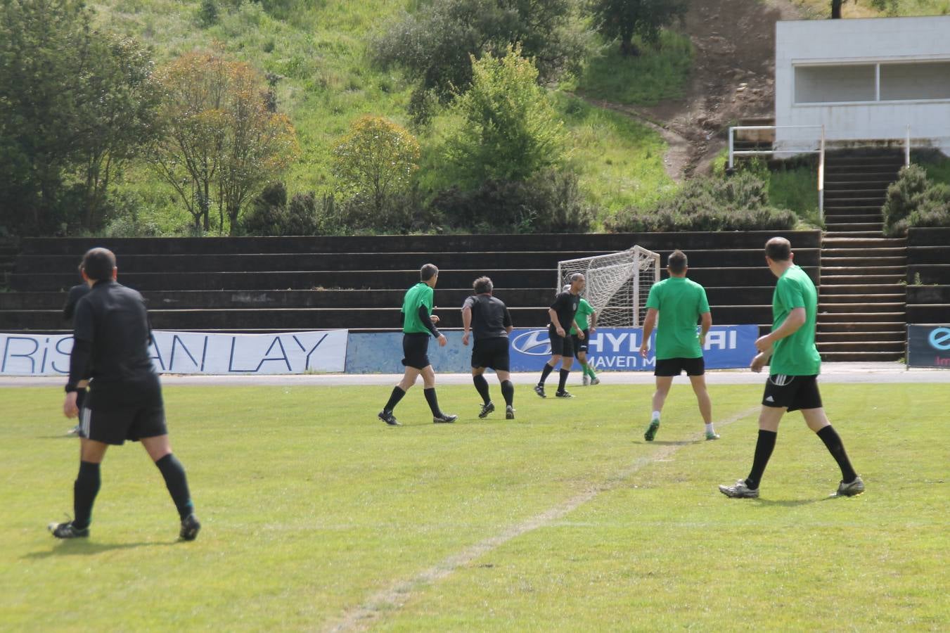 Jornada entrañable y emotiva la que ha vivido este sábado, 6 de abril, el Jerez Club de Fútbol con la celebración de un partido amistoso enmarcado en la conmemoración de su 50º aniversario, que ha reunido, dentro y fuera del césped del estadio municipal de la Ciudad Deportiva 'Manuel Calzado', a numerosos rostros protagonistas de la trayectoria de este gran club extremeño.A la cita han acudido futbolistas, entrenadores y directivos de buena parte de ese medio siglo de historia. Desde artífices de los inicios del club verdinegro, con su nombre originario de Club Polideportivo Vasco Núñez, a algunos de los juveniles del Jerez que lograron el ascenso a la División de honor en la temporada 95-96 con Paco Agudo como técnico, hasta un buen número de los protagonistas del mayor hito en la historia del club templario, el ascenso a Segunda División B en la temporada 98-99 con Vázquez Bermejo como entrenador y siendo presidente Ángel Asensio.