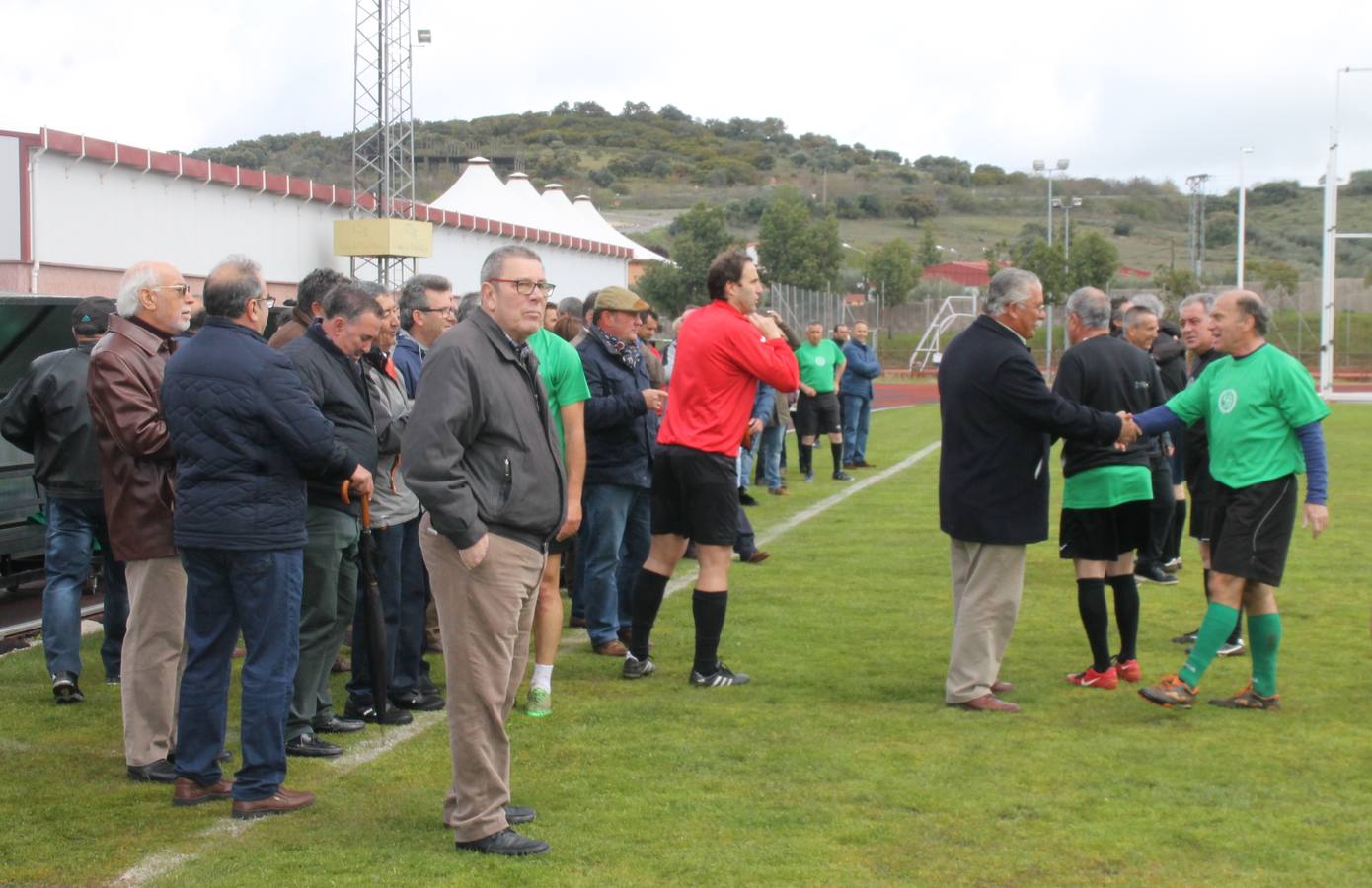 Jornada entrañable y emotiva la que ha vivido este sábado, 6 de abril, el Jerez Club de Fútbol con la celebración de un partido amistoso enmarcado en la conmemoración de su 50º aniversario, que ha reunido, dentro y fuera del césped del estadio municipal de la Ciudad Deportiva 'Manuel Calzado', a numerosos rostros protagonistas de la trayectoria de este gran club extremeño.A la cita han acudido futbolistas, entrenadores y directivos de buena parte de ese medio siglo de historia. Desde artífices de los inicios del club verdinegro, con su nombre originario de Club Polideportivo Vasco Núñez, a algunos de los juveniles del Jerez que lograron el ascenso a la División de honor en la temporada 95-96 con Paco Agudo como técnico, hasta un buen número de los protagonistas del mayor hito en la historia del club templario, el ascenso a Segunda División B en la temporada 98-99 con Vázquez Bermejo como entrenador y siendo presidente Ángel Asensio.