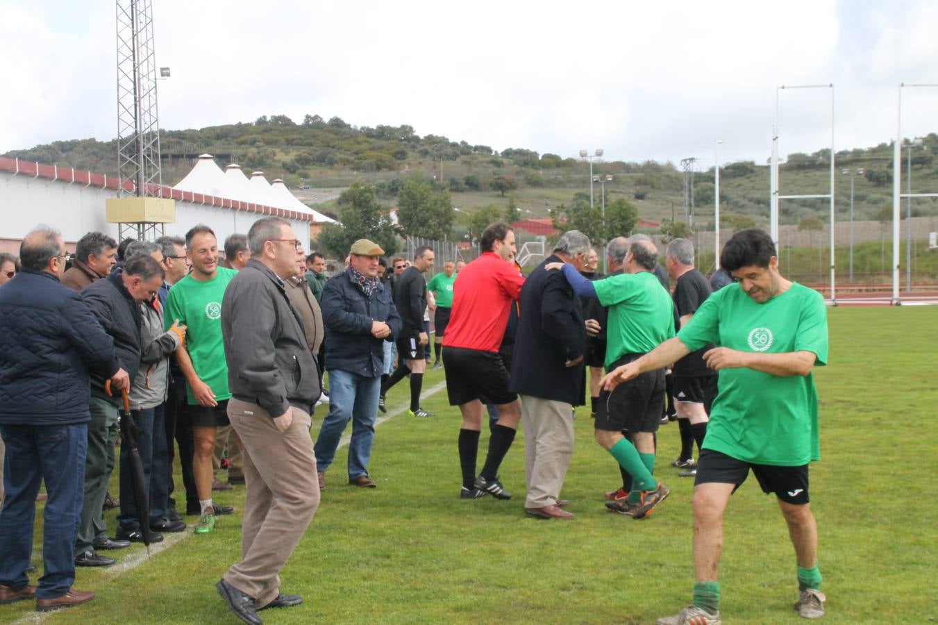 Jornada entrañable y emotiva la que ha vivido este sábado, 6 de abril, el Jerez Club de Fútbol con la celebración de un partido amistoso enmarcado en la conmemoración de su 50º aniversario, que ha reunido, dentro y fuera del césped del estadio municipal de la Ciudad Deportiva 'Manuel Calzado', a numerosos rostros protagonistas de la trayectoria de este gran club extremeño.A la cita han acudido futbolistas, entrenadores y directivos de buena parte de ese medio siglo de historia. Desde artífices de los inicios del club verdinegro, con su nombre originario de Club Polideportivo Vasco Núñez, a algunos de los juveniles del Jerez que lograron el ascenso a la División de honor en la temporada 95-96 con Paco Agudo como técnico, hasta un buen número de los protagonistas del mayor hito en la historia del club templario, el ascenso a Segunda División B en la temporada 98-99 con Vázquez Bermejo como entrenador y siendo presidente Ángel Asensio.