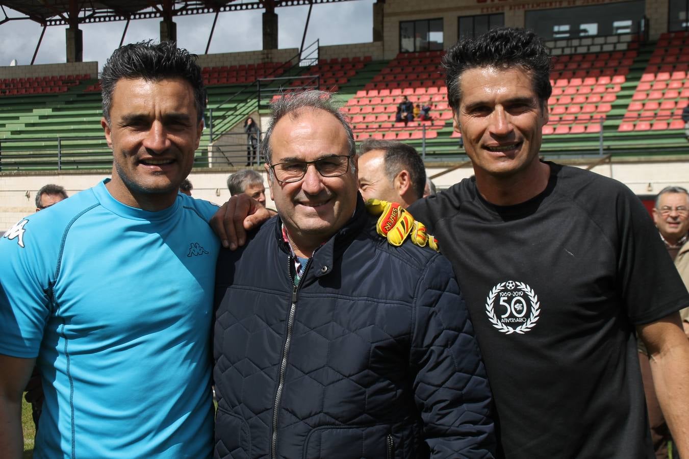 Jornada entrañable y emotiva la que ha vivido este sábado, 6 de abril, el Jerez Club de Fútbol con la celebración de un partido amistoso enmarcado en la conmemoración de su 50º aniversario, que ha reunido, dentro y fuera del césped del estadio municipal de la Ciudad Deportiva 'Manuel Calzado', a numerosos rostros protagonistas de la trayectoria de este gran club extremeño.A la cita han acudido futbolistas, entrenadores y directivos de buena parte de ese medio siglo de historia. Desde artífices de los inicios del club verdinegro, con su nombre originario de Club Polideportivo Vasco Núñez, a algunos de los juveniles del Jerez que lograron el ascenso a la División de honor en la temporada 95-96 con Paco Agudo como técnico, hasta un buen número de los protagonistas del mayor hito en la historia del club templario, el ascenso a Segunda División B en la temporada 98-99 con Vázquez Bermejo como entrenador y siendo presidente Ángel Asensio.
