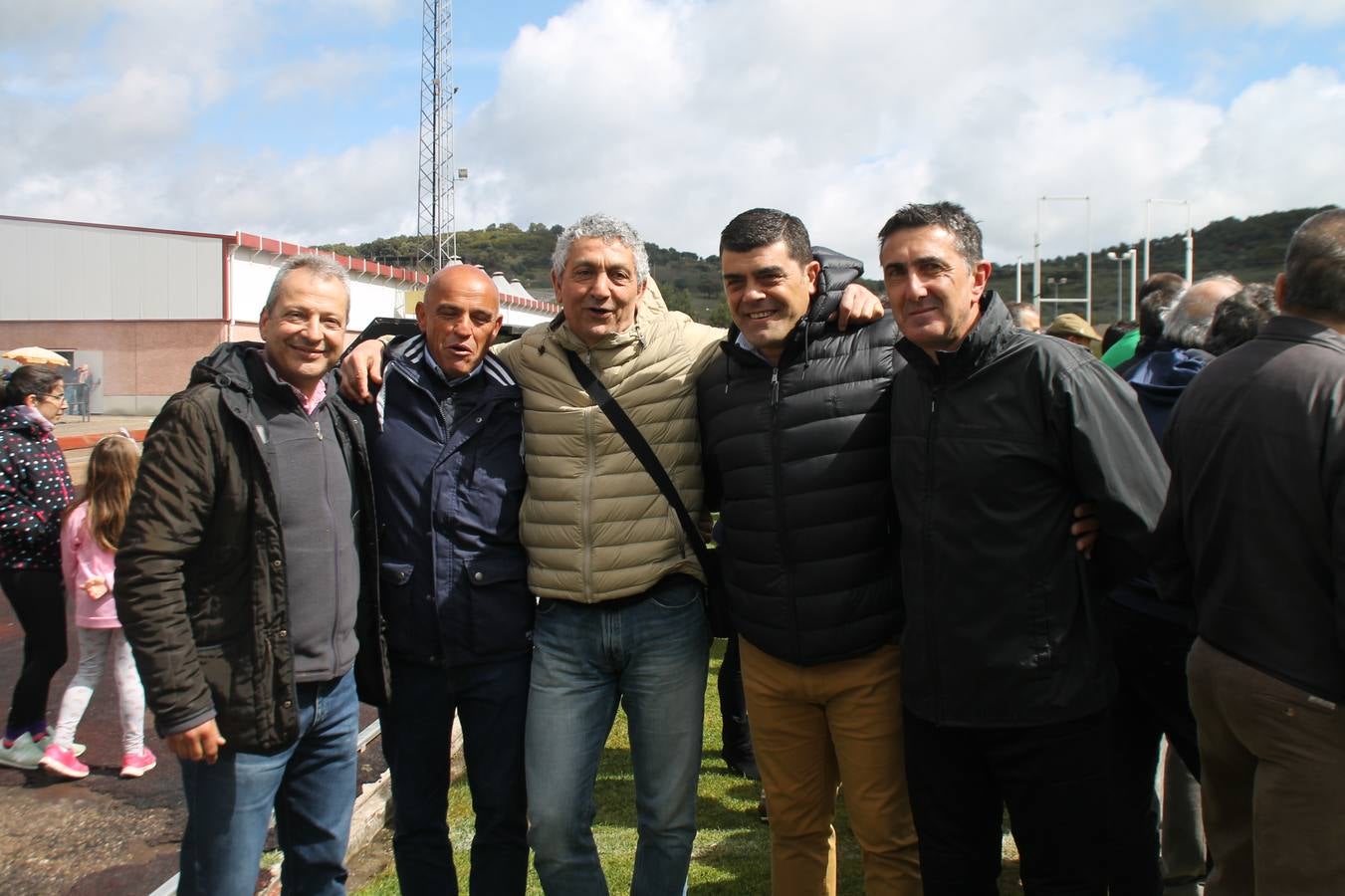 Jornada entrañable y emotiva la que ha vivido este sábado, 6 de abril, el Jerez Club de Fútbol con la celebración de un partido amistoso enmarcado en la conmemoración de su 50º aniversario, que ha reunido, dentro y fuera del césped del estadio municipal de la Ciudad Deportiva 'Manuel Calzado', a numerosos rostros protagonistas de la trayectoria de este gran club extremeño.A la cita han acudido futbolistas, entrenadores y directivos de buena parte de ese medio siglo de historia. Desde artífices de los inicios del club verdinegro, con su nombre originario de Club Polideportivo Vasco Núñez, a algunos de los juveniles del Jerez que lograron el ascenso a la División de honor en la temporada 95-96 con Paco Agudo como técnico, hasta un buen número de los protagonistas del mayor hito en la historia del club templario, el ascenso a Segunda División B en la temporada 98-99 con Vázquez Bermejo como entrenador y siendo presidente Ángel Asensio.