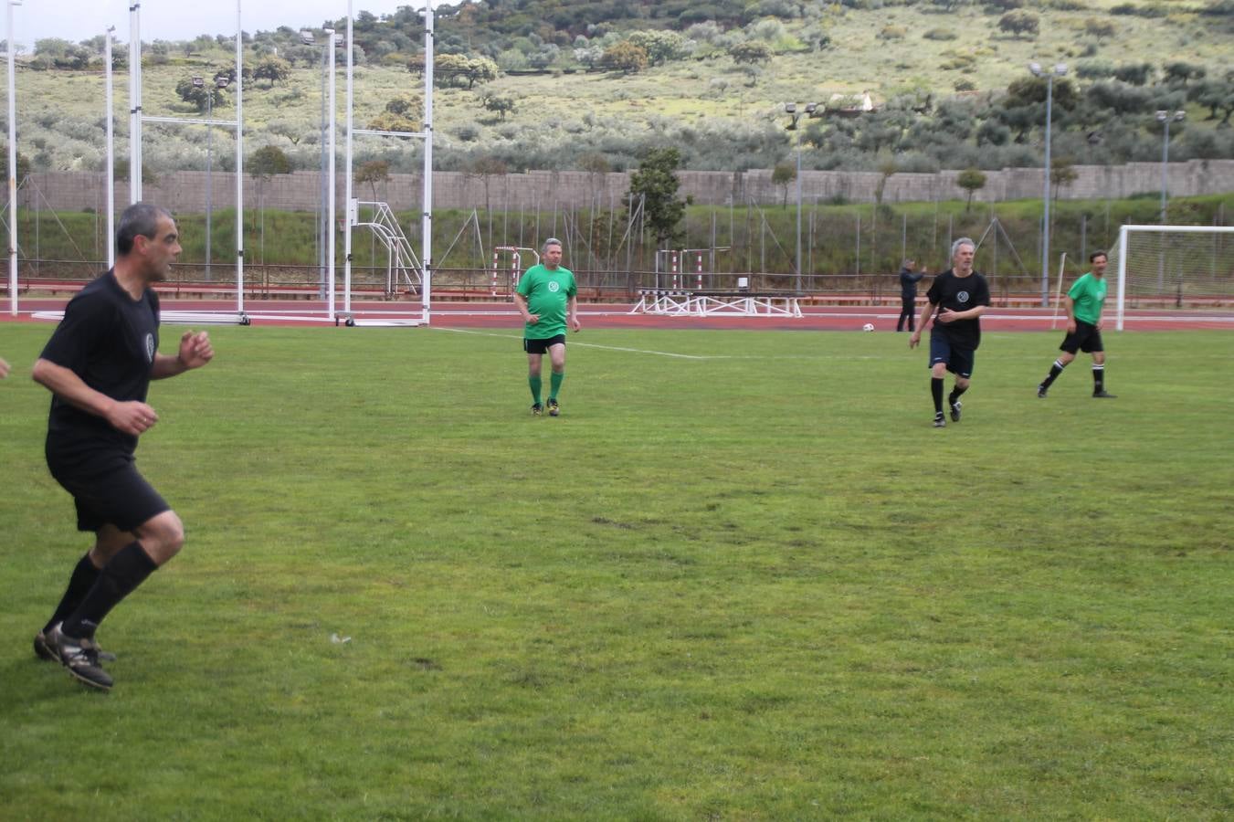 Jornada entrañable y emotiva la que ha vivido este sábado, 6 de abril, el Jerez Club de Fútbol con la celebración de un partido amistoso enmarcado en la conmemoración de su 50º aniversario, que ha reunido, dentro y fuera del césped del estadio municipal de la Ciudad Deportiva 'Manuel Calzado', a numerosos rostros protagonistas de la trayectoria de este gran club extremeño.A la cita han acudido futbolistas, entrenadores y directivos de buena parte de ese medio siglo de historia. Desde artífices de los inicios del club verdinegro, con su nombre originario de Club Polideportivo Vasco Núñez, a algunos de los juveniles del Jerez que lograron el ascenso a la División de honor en la temporada 95-96 con Paco Agudo como técnico, hasta un buen número de los protagonistas del mayor hito en la historia del club templario, el ascenso a Segunda División B en la temporada 98-99 con Vázquez Bermejo como entrenador y siendo presidente Ángel Asensio.