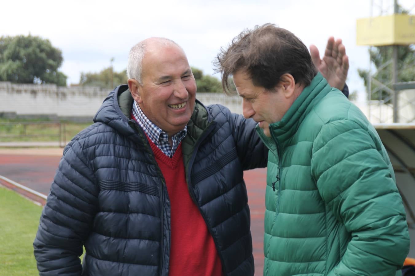 Jornada entrañable y emotiva la que ha vivido este sábado, 6 de abril, el Jerez Club de Fútbol con la celebración de un partido amistoso enmarcado en la conmemoración de su 50º aniversario, que ha reunido, dentro y fuera del césped del estadio municipal de la Ciudad Deportiva 'Manuel Calzado', a numerosos rostros protagonistas de la trayectoria de este gran club extremeño.A la cita han acudido futbolistas, entrenadores y directivos de buena parte de ese medio siglo de historia. Desde artífices de los inicios del club verdinegro, con su nombre originario de Club Polideportivo Vasco Núñez, a algunos de los juveniles del Jerez que lograron el ascenso a la División de honor en la temporada 95-96 con Paco Agudo como técnico, hasta un buen número de los protagonistas del mayor hito en la historia del club templario, el ascenso a Segunda División B en la temporada 98-99 con Vázquez Bermejo como entrenador y siendo presidente Ángel Asensio.