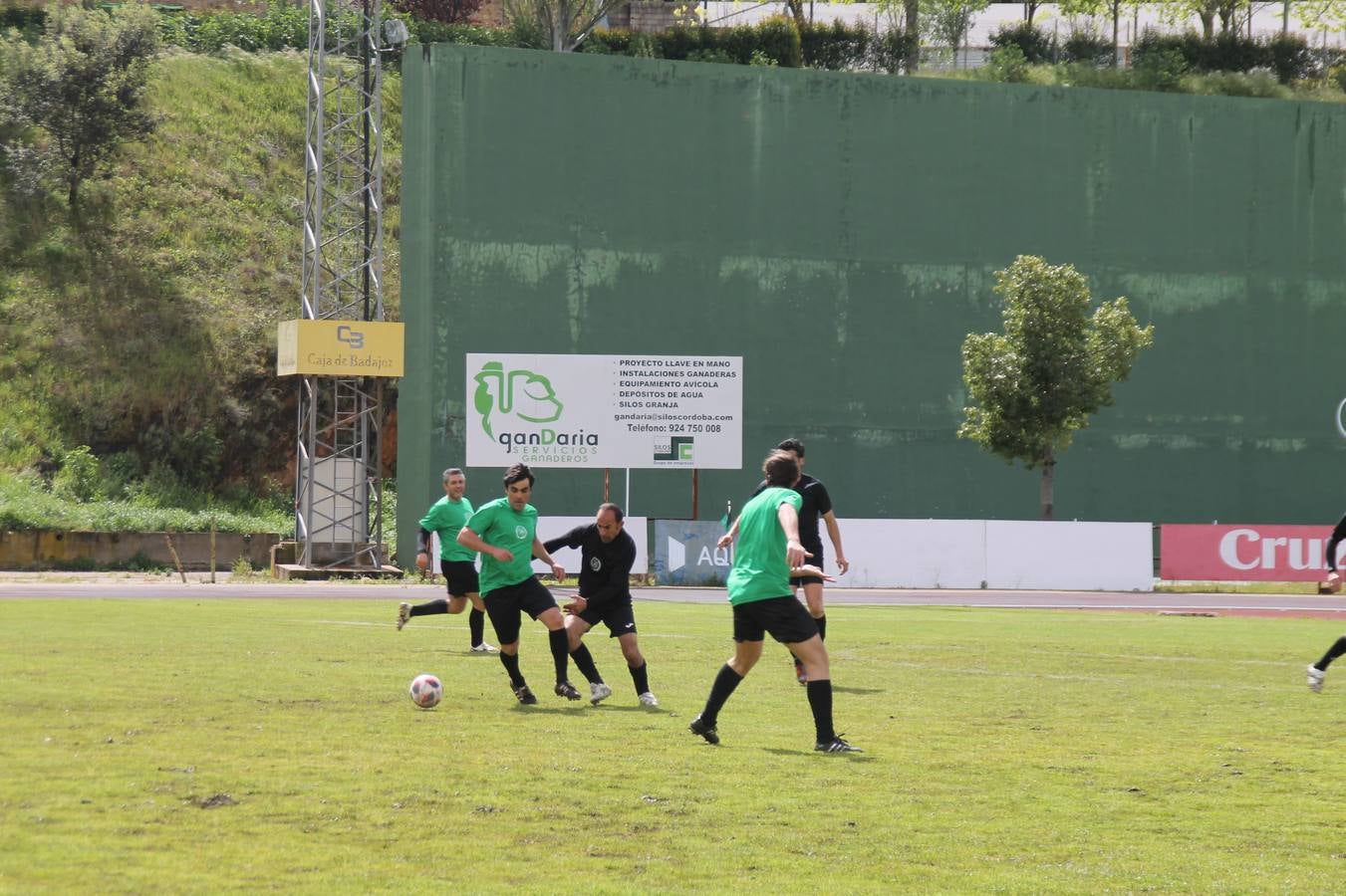 Jornada entrañable y emotiva la que ha vivido este sábado, 6 de abril, el Jerez Club de Fútbol con la celebración de un partido amistoso enmarcado en la conmemoración de su 50º aniversario, que ha reunido, dentro y fuera del césped del estadio municipal de la Ciudad Deportiva 'Manuel Calzado', a numerosos rostros protagonistas de la trayectoria de este gran club extremeño.A la cita han acudido futbolistas, entrenadores y directivos de buena parte de ese medio siglo de historia. Desde artífices de los inicios del club verdinegro, con su nombre originario de Club Polideportivo Vasco Núñez, a algunos de los juveniles del Jerez que lograron el ascenso a la División de honor en la temporada 95-96 con Paco Agudo como técnico, hasta un buen número de los protagonistas del mayor hito en la historia del club templario, el ascenso a Segunda División B en la temporada 98-99 con Vázquez Bermejo como entrenador y siendo presidente Ángel Asensio.