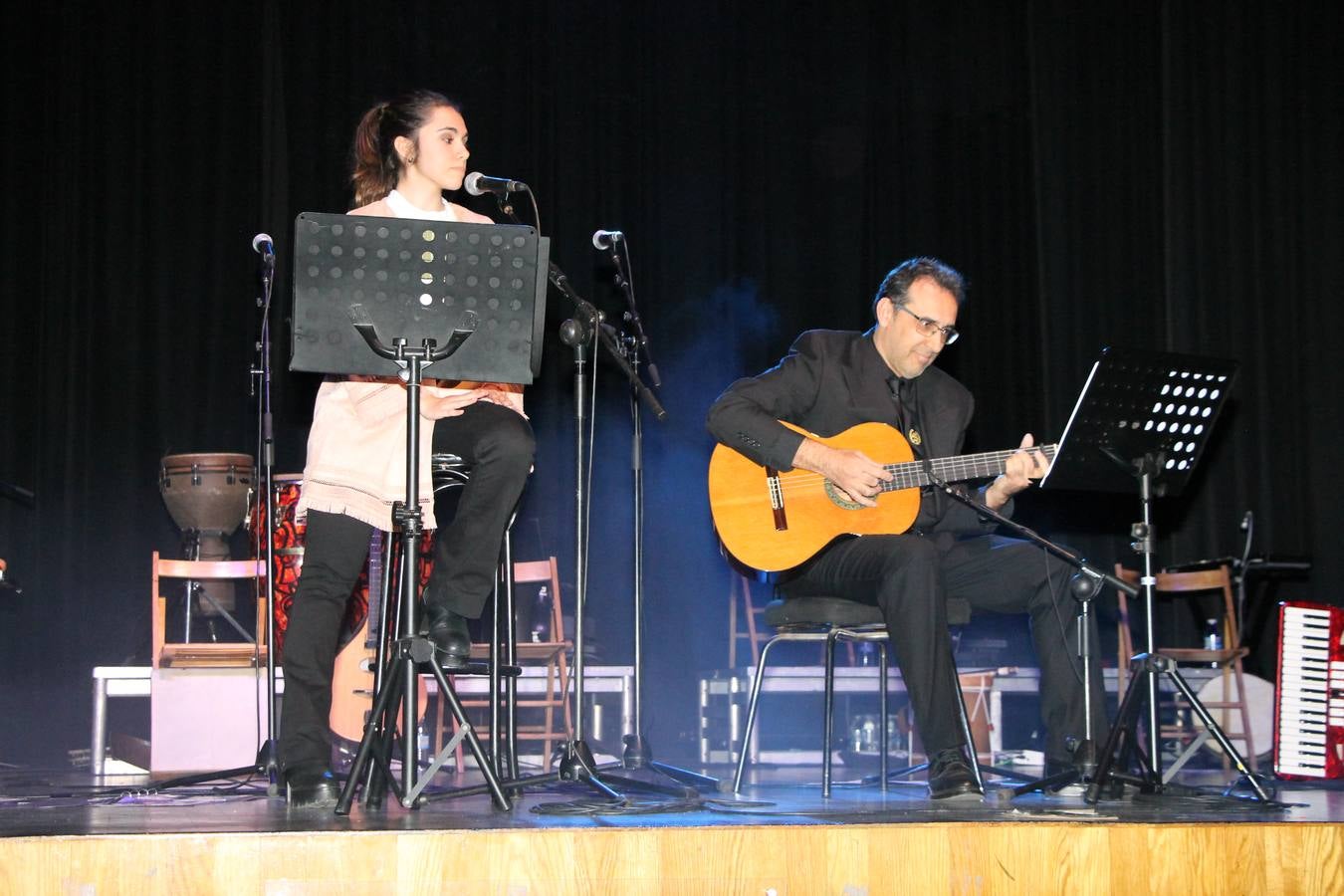 El Instituto de Enseñanza Secundaria El Pomar de Jerez de los Caballeros ha celebrado una actividad trasnacional del Aprendizaje en el marco del proyecto Erasmus+ que viene desarrollando desde el curso pasado junto con el centro portugués de la Escola Vila Verde de Braga. El recinto ferial de la localidad templaria fue el escenario de dicha actividad que se abrió, especialmente a la convivencia entre alumnos de ambos centros, a través de charlas, juegos, talleres y actividades culturales. 