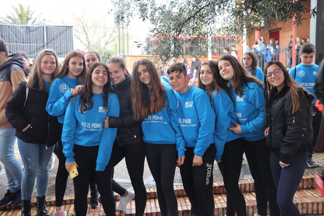 El Instituto de Enseñanza Secundaria El Pomar de Jerez de los Caballeros ha celebrado una actividad trasnacional del Aprendizaje en el marco del proyecto Erasmus+ que viene desarrollando desde el curso pasado junto con el centro portugués de la Escola Vila Verde de Braga. El recinto ferial de la localidad templaria fue el escenario de dicha actividad que se abrió, especialmente a la convivencia entre alumnos de ambos centros, a través de charlas, juegos, talleres y actividades culturales. 