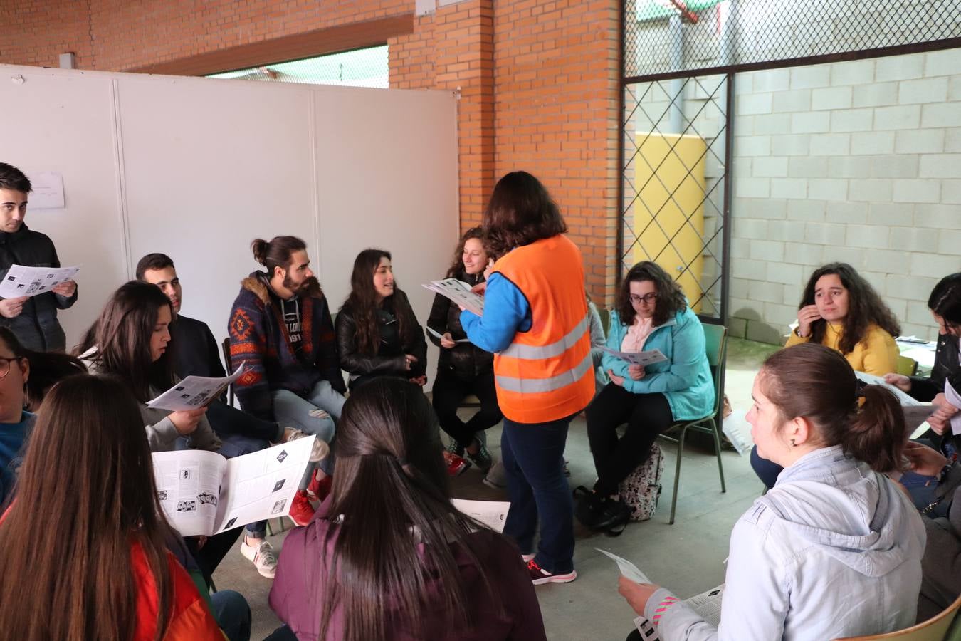 El Instituto de Enseñanza Secundaria El Pomar de Jerez de los Caballeros ha celebrado una actividad trasnacional del Aprendizaje en el marco del proyecto Erasmus+ que viene desarrollando desde el curso pasado junto con el centro portugués de la Escola Vila Verde de Braga. El recinto ferial de la localidad templaria fue el escenario de dicha actividad que se abrió, especialmente a la convivencia entre alumnos de ambos centros, a través de charlas, juegos, talleres y actividades culturales. 