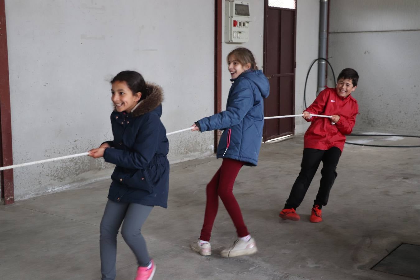 El Instituto de Enseñanza Secundaria El Pomar de Jerez de los Caballeros ha celebrado una actividad trasnacional del Aprendizaje en el marco del proyecto Erasmus+ que viene desarrollando desde el curso pasado junto con el centro portugués de la Escola Vila Verde de Braga. El recinto ferial de la localidad templaria fue el escenario de dicha actividad que se abrió, especialmente a la convivencia entre alumnos de ambos centros, a través de charlas, juegos, talleres y actividades culturales. 