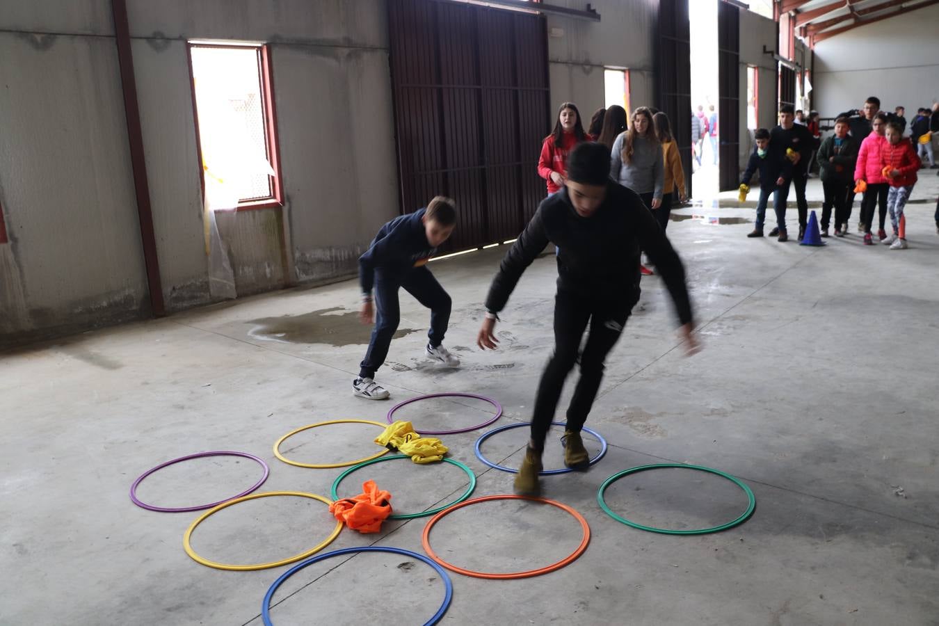 El Instituto de Enseñanza Secundaria El Pomar de Jerez de los Caballeros ha celebrado una actividad trasnacional del Aprendizaje en el marco del proyecto Erasmus+ que viene desarrollando desde el curso pasado junto con el centro portugués de la Escola Vila Verde de Braga. El recinto ferial de la localidad templaria fue el escenario de dicha actividad que se abrió, especialmente a la convivencia entre alumnos de ambos centros, a través de charlas, juegos, talleres y actividades culturales. 