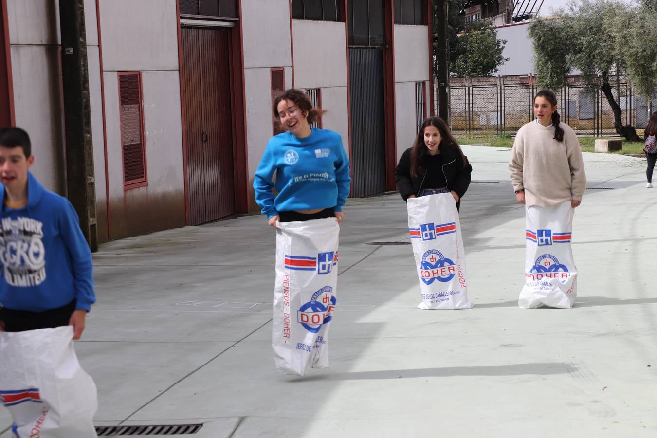 El Instituto de Enseñanza Secundaria El Pomar de Jerez de los Caballeros ha celebrado una actividad trasnacional del Aprendizaje en el marco del proyecto Erasmus+ que viene desarrollando desde el curso pasado junto con el centro portugués de la Escola Vila Verde de Braga. El recinto ferial de la localidad templaria fue el escenario de dicha actividad que se abrió, especialmente a la convivencia entre alumnos de ambos centros, a través de charlas, juegos, talleres y actividades culturales. 