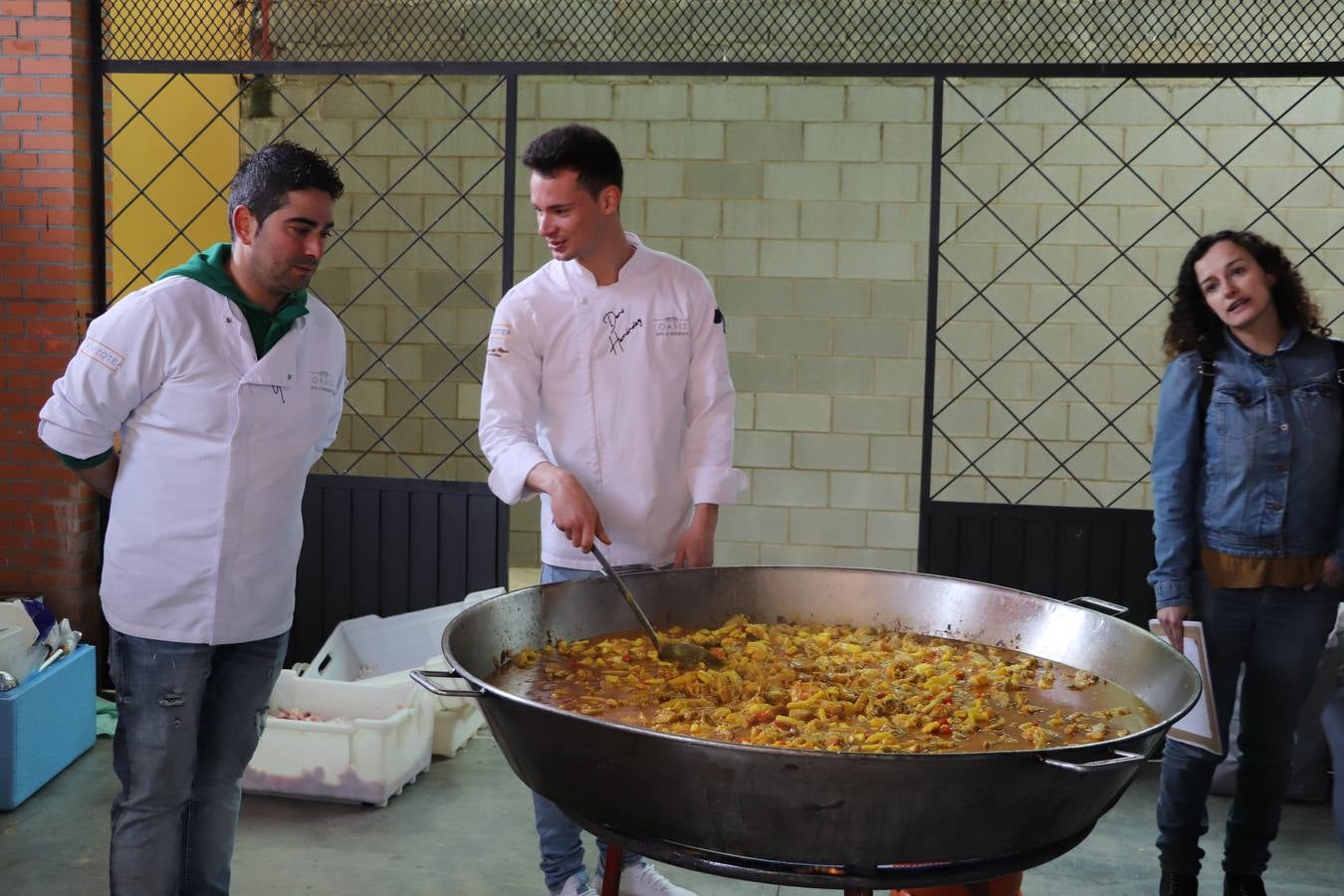 El Instituto de Enseñanza Secundaria El Pomar de Jerez de los Caballeros ha celebrado una actividad trasnacional del Aprendizaje en el marco del proyecto Erasmus+ que viene desarrollando desde el curso pasado junto con el centro portugués de la Escola Vila Verde de Braga. El recinto ferial de la localidad templaria fue el escenario de dicha actividad que se abrió, especialmente a la convivencia entre alumnos de ambos centros, a través de charlas, juegos, talleres y actividades culturales. 