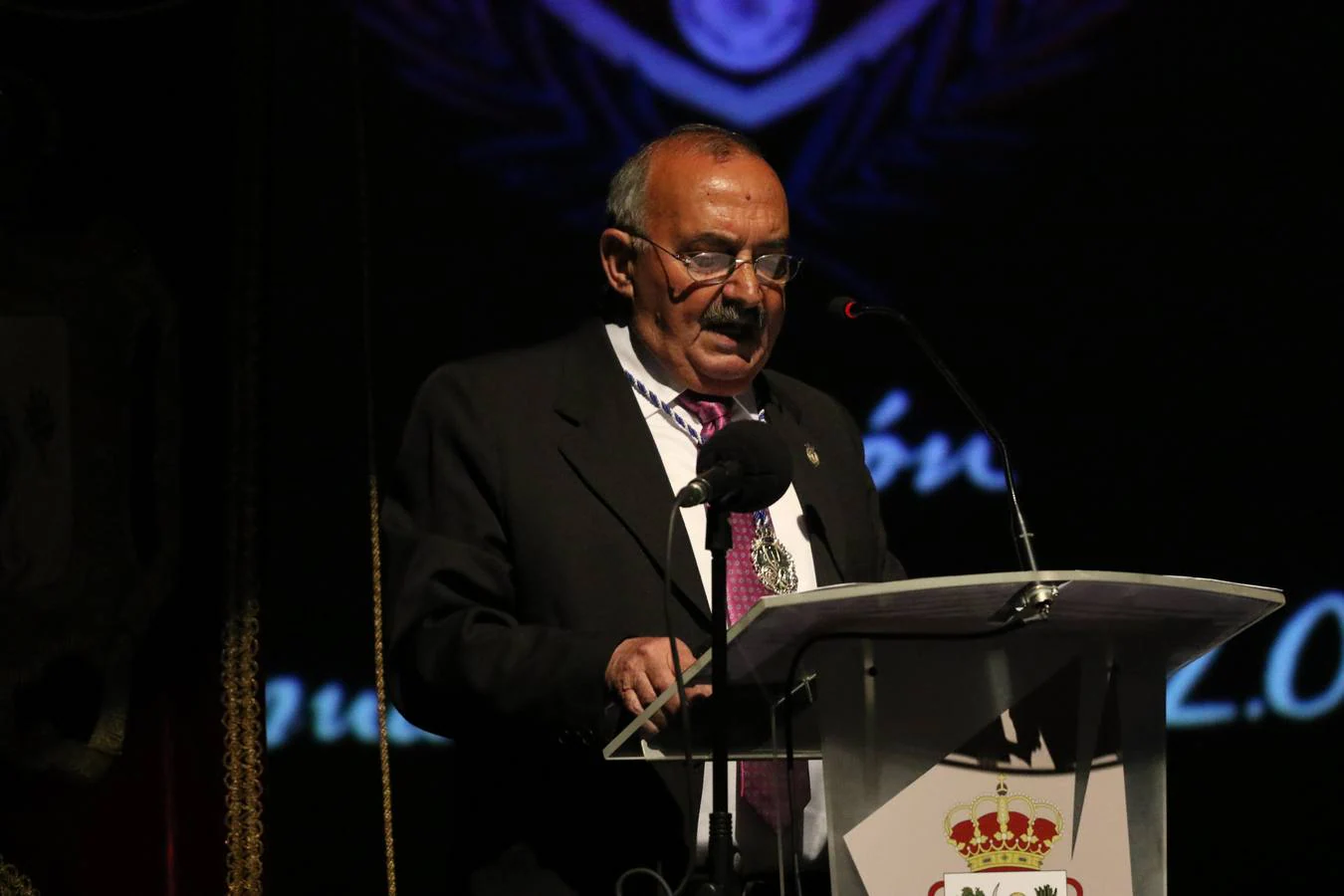 Miguel Gil del Río, jerezano, maestro, hombre de fe y gran cofrade, ha ofrecido este domingo el Pregón de la Semana Santa de Jerez de los Caballeros 2019. En este acto oficial, celebrado en el cine-teatro Balboa, orlado por las voces de la Coral de la Escuela Municipal de Música y con la presencia junto al pregonero de la alcaldesa de la ciudad, Virginia Borrallo; el párroco, Antonio María Rejano; el presidente de la Junta de Cofradías, Francisco Gallardo, y Antonio José Carrasco, encargado de su presentación, Miguel Gil ha abierto las puertas del acontecimiento más grande y único en la vida de la ciudad templaria y lo ha hecho con versos emocionados, con una vivencia profunda y con sentimiento cofrade.