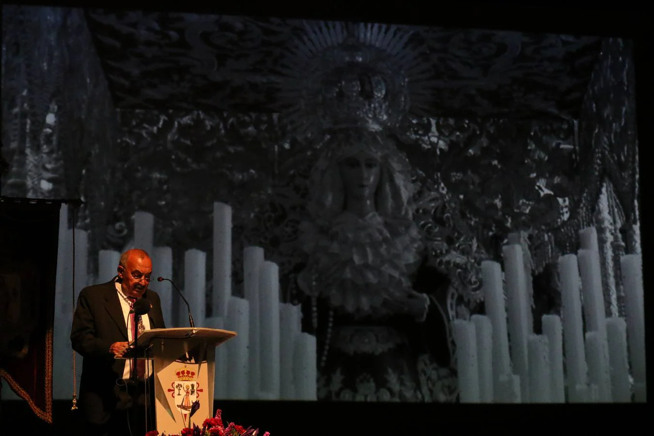 Miguel Gil del Río, jerezano, maestro, hombre de fe y gran cofrade, ha ofrecido este domingo el Pregón de la Semana Santa de Jerez de los Caballeros 2019. En este acto oficial, celebrado en el cine-teatro Balboa, orlado por las voces de la Coral de la Escuela Municipal de Música y con la presencia junto al pregonero de la alcaldesa de la ciudad, Virginia Borrallo; el párroco, Antonio María Rejano; el presidente de la Junta de Cofradías, Francisco Gallardo, y Antonio José Carrasco, encargado de su presentación, Miguel Gil ha abierto las puertas del acontecimiento más grande y único en la vida de la ciudad templaria y lo ha hecho con versos emocionados, con una vivencia profunda y con sentimiento cofrade.