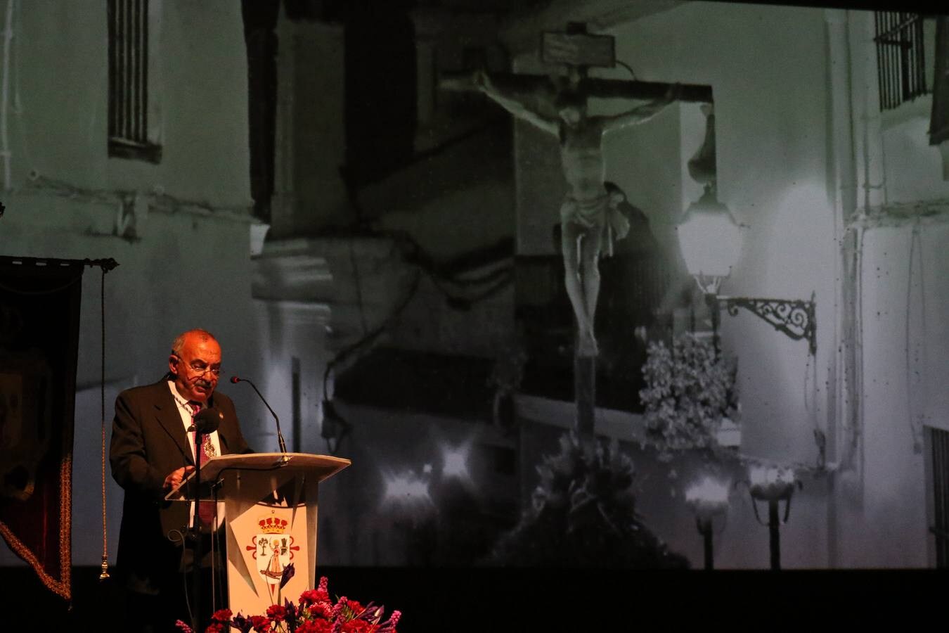 Miguel Gil del Río, jerezano, maestro, hombre de fe y gran cofrade, ha ofrecido este domingo el Pregón de la Semana Santa de Jerez de los Caballeros 2019. En este acto oficial, celebrado en el cine-teatro Balboa, orlado por las voces de la Coral de la Escuela Municipal de Música y con la presencia junto al pregonero de la alcaldesa de la ciudad, Virginia Borrallo; el párroco, Antonio María Rejano; el presidente de la Junta de Cofradías, Francisco Gallardo, y Antonio José Carrasco, encargado de su presentación, Miguel Gil ha abierto las puertas del acontecimiento más grande y único en la vida de la ciudad templaria y lo ha hecho con versos emocionados, con una vivencia profunda y con sentimiento cofrade.