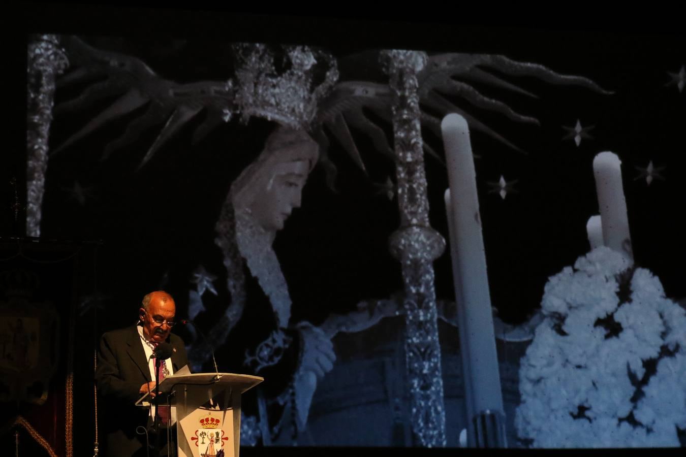 Miguel Gil del Río, jerezano, maestro, hombre de fe y gran cofrade, ha ofrecido este domingo el Pregón de la Semana Santa de Jerez de los Caballeros 2019. En este acto oficial, celebrado en el cine-teatro Balboa, orlado por las voces de la Coral de la Escuela Municipal de Música y con la presencia junto al pregonero de la alcaldesa de la ciudad, Virginia Borrallo; el párroco, Antonio María Rejano; el presidente de la Junta de Cofradías, Francisco Gallardo, y Antonio José Carrasco, encargado de su presentación, Miguel Gil ha abierto las puertas del acontecimiento más grande y único en la vida de la ciudad templaria y lo ha hecho con versos emocionados, con una vivencia profunda y con sentimiento cofrade.