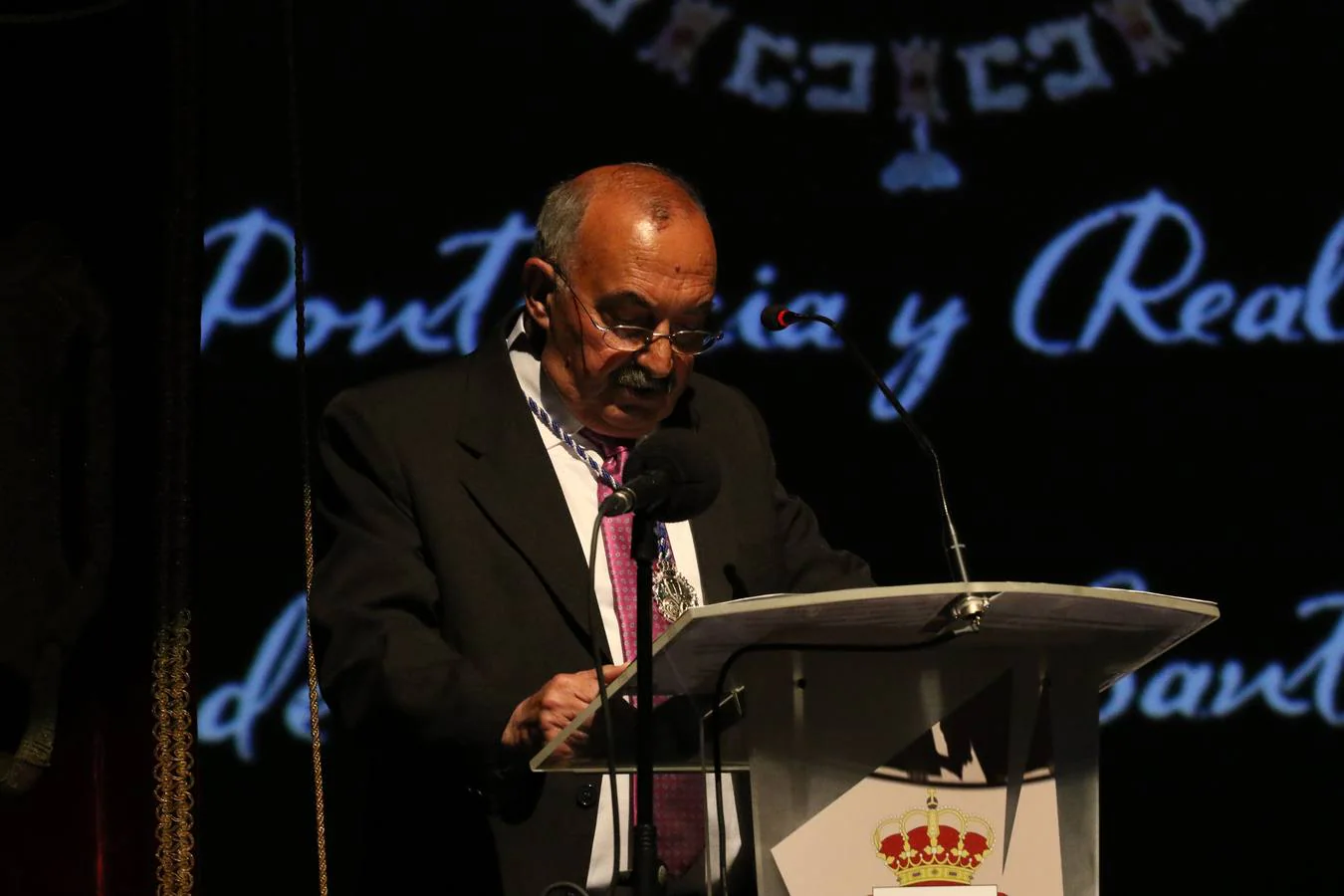 Miguel Gil del Río, jerezano, maestro, hombre de fe y gran cofrade, ha ofrecido este domingo el Pregón de la Semana Santa de Jerez de los Caballeros 2019. En este acto oficial, celebrado en el cine-teatro Balboa, orlado por las voces de la Coral de la Escuela Municipal de Música y con la presencia junto al pregonero de la alcaldesa de la ciudad, Virginia Borrallo; el párroco, Antonio María Rejano; el presidente de la Junta de Cofradías, Francisco Gallardo, y Antonio José Carrasco, encargado de su presentación, Miguel Gil ha abierto las puertas del acontecimiento más grande y único en la vida de la ciudad templaria y lo ha hecho con versos emocionados, con una vivencia profunda y con sentimiento cofrade.