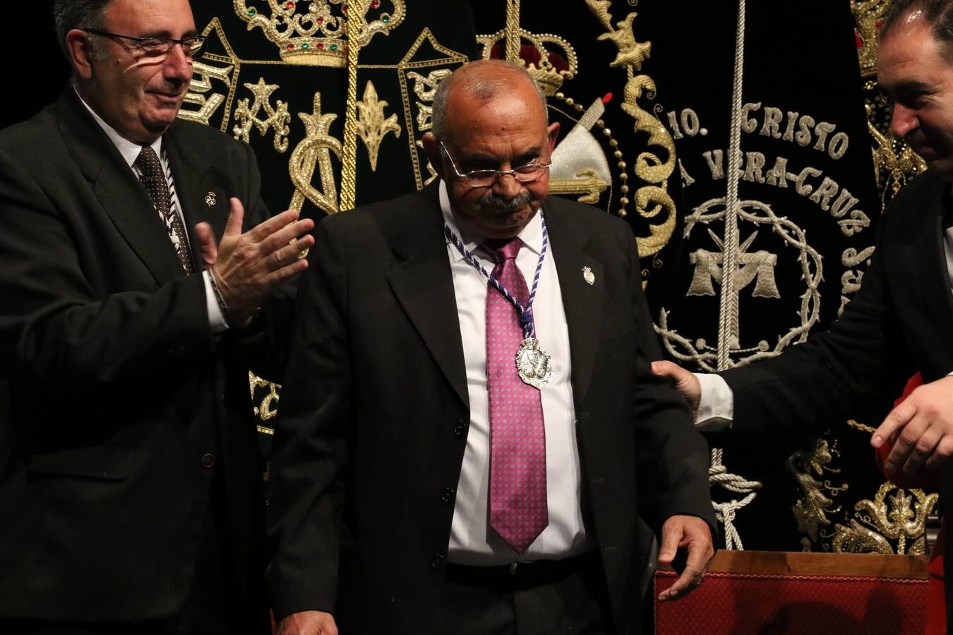 Miguel Gil del Río, jerezano, maestro, hombre de fe y gran cofrade, ha ofrecido este domingo el Pregón de la Semana Santa de Jerez de los Caballeros 2019. En este acto oficial, celebrado en el cine-teatro Balboa, orlado por las voces de la Coral de la Escuela Municipal de Música y con la presencia junto al pregonero de la alcaldesa de la ciudad, Virginia Borrallo; el párroco, Antonio María Rejano; el presidente de la Junta de Cofradías, Francisco Gallardo, y Antonio José Carrasco, encargado de su presentación, Miguel Gil ha abierto las puertas del acontecimiento más grande y único en la vida de la ciudad templaria y lo ha hecho con versos emocionados, con una vivencia profunda y con sentimiento cofrade.