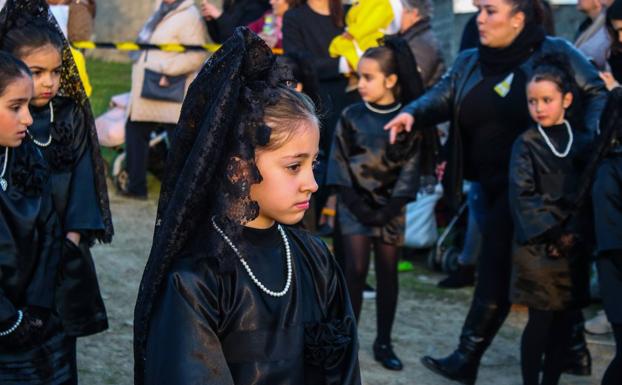 Niñas ataviadas con mantilla negra, una de las escenas más llamativas de esta Semana Santa infantil,