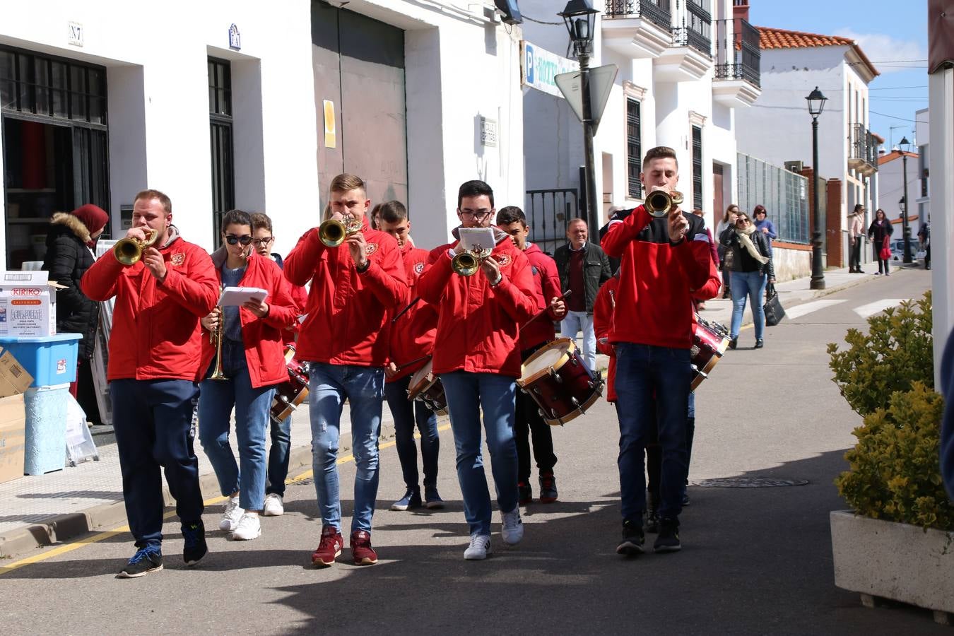El Colegio 'Sotomayor y Terrazas' ha celebrado, esta mañana, su III Certamen escolar de bandas, organizado por el área de Música de este centro educativo, bajo la dirección de la maestra Loli Guzmán. A las puertas de la Semana Santa de Jerez, la actividad ha tenido como objetivo acercar la música a los niños y trabajar con ellos los sones que acompañan esta celebración. Esta edición ha contado, también, con la participación de alumnos del Colegio de Educación Especial 'Nuestra Señora de Aguasantas', la Agrupación Musical 'Nuestro Padre Jesús Nazareno', la Banda de CC. y TT. de 'Nuestra Señora del Rosario' y la Agrupación Musical 'Maestro Sousa'. Además, como novedad, se ha realizado un desfile previo por las calles del popular 'Barrio Alto'.