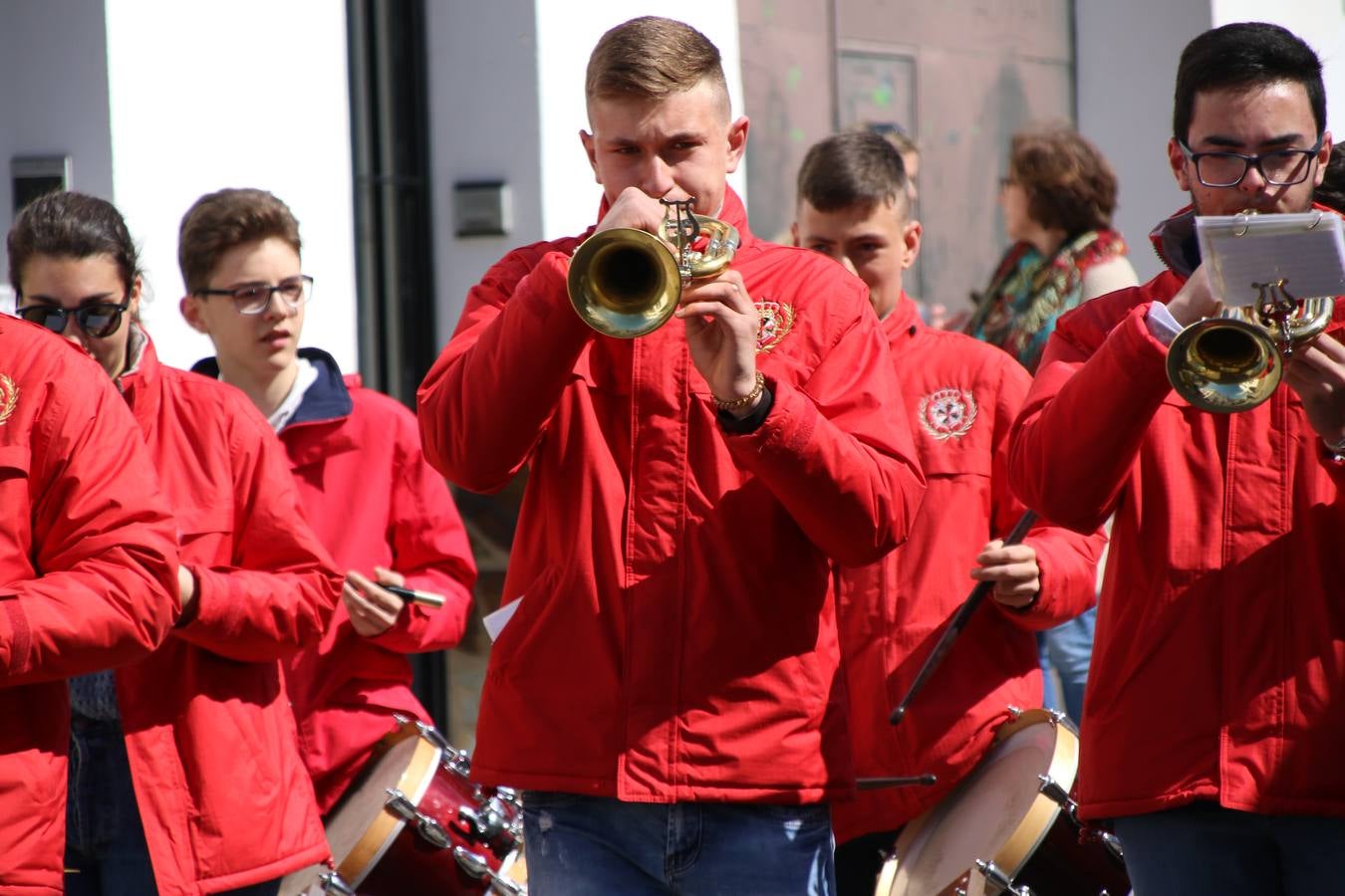 El Colegio 'Sotomayor y Terrazas' ha celebrado, esta mañana, su III Certamen escolar de bandas, organizado por el área de Música de este centro educativo, bajo la dirección de la maestra Loli Guzmán. A las puertas de la Semana Santa de Jerez, la actividad ha tenido como objetivo acercar la música a los niños y trabajar con ellos los sones que acompañan esta celebración. Esta edición ha contado, también, con la participación de alumnos del Colegio de Educación Especial 'Nuestra Señora de Aguasantas', la Agrupación Musical 'Nuestro Padre Jesús Nazareno', la Banda de CC. y TT. de 'Nuestra Señora del Rosario' y la Agrupación Musical 'Maestro Sousa'. Además, como novedad, se ha realizado un desfile previo por las calles del popular 'Barrio Alto'.