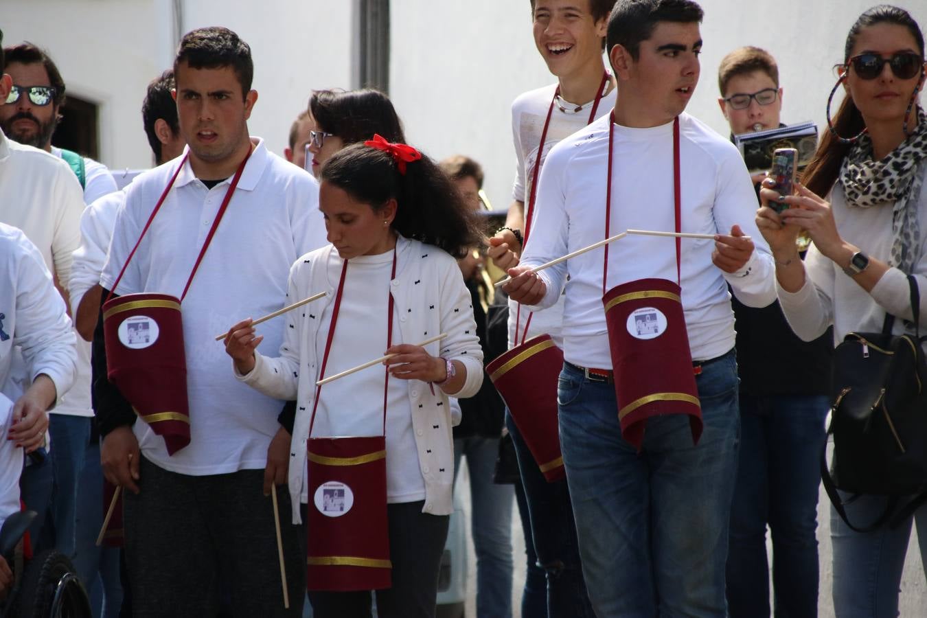 El Colegio 'Sotomayor y Terrazas' ha celebrado, esta mañana, su III Certamen escolar de bandas, organizado por el área de Música de este centro educativo, bajo la dirección de la maestra Loli Guzmán. A las puertas de la Semana Santa de Jerez, la actividad ha tenido como objetivo acercar la música a los niños y trabajar con ellos los sones que acompañan esta celebración. Esta edición ha contado, también, con la participación de alumnos del Colegio de Educación Especial 'Nuestra Señora de Aguasantas', la Agrupación Musical 'Nuestro Padre Jesús Nazareno', la Banda de CC. y TT. de 'Nuestra Señora del Rosario' y la Agrupación Musical 'Maestro Sousa'. Además, como novedad, se ha realizado un desfile previo por las calles del popular 'Barrio Alto'.