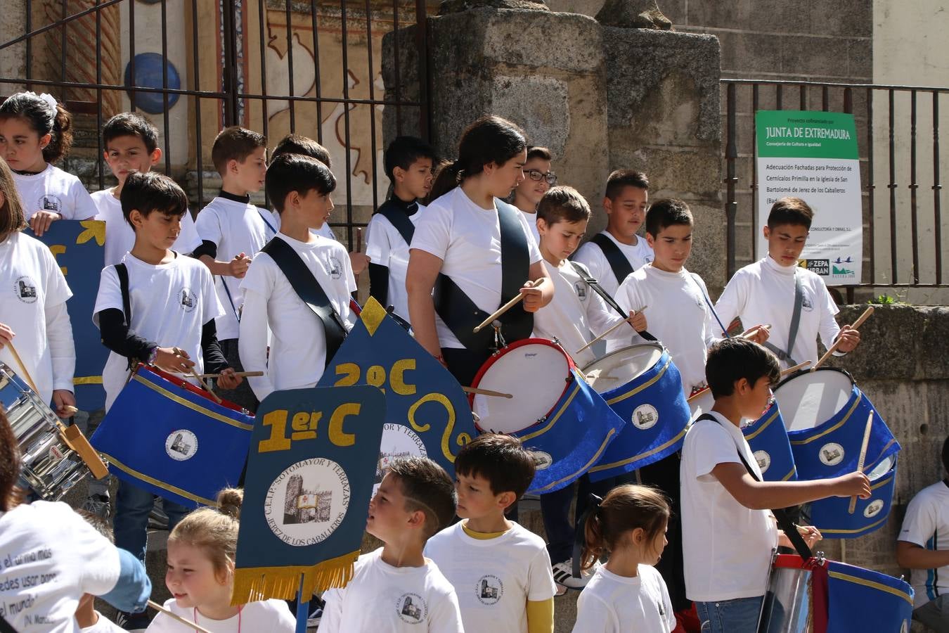 El Colegio 'Sotomayor y Terrazas' ha celebrado, esta mañana, su III Certamen escolar de bandas, organizado por el área de Música de este centro educativo, bajo la dirección de la maestra Loli Guzmán. A las puertas de la Semana Santa de Jerez, la actividad ha tenido como objetivo acercar la música a los niños y trabajar con ellos los sones que acompañan esta celebración. Esta edición ha contado, también, con la participación de alumnos del Colegio de Educación Especial 'Nuestra Señora de Aguasantas', la Agrupación Musical 'Nuestro Padre Jesús Nazareno', la Banda de CC. y TT. de 'Nuestra Señora del Rosario' y la Agrupación Musical 'Maestro Sousa'. Además, como novedad, se ha realizado un desfile previo por las calles del popular 'Barrio Alto'.