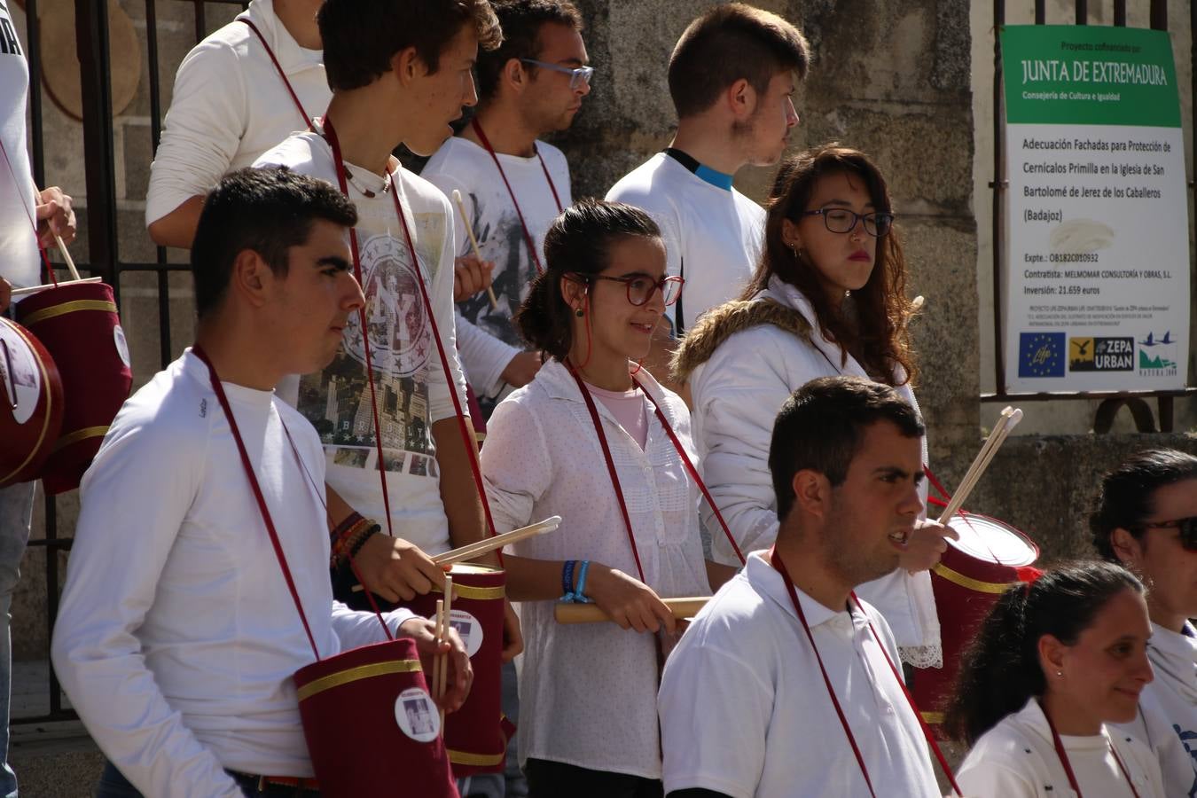 El Colegio 'Sotomayor y Terrazas' ha celebrado, esta mañana, su III Certamen escolar de bandas, organizado por el área de Música de este centro educativo, bajo la dirección de la maestra Loli Guzmán. A las puertas de la Semana Santa de Jerez, la actividad ha tenido como objetivo acercar la música a los niños y trabajar con ellos los sones que acompañan esta celebración. Esta edición ha contado, también, con la participación de alumnos del Colegio de Educación Especial 'Nuestra Señora de Aguasantas', la Agrupación Musical 'Nuestro Padre Jesús Nazareno', la Banda de CC. y TT. de 'Nuestra Señora del Rosario' y la Agrupación Musical 'Maestro Sousa'. Además, como novedad, se ha realizado un desfile previo por las calles del popular 'Barrio Alto'.