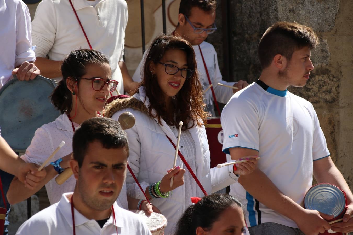 El Colegio 'Sotomayor y Terrazas' ha celebrado, esta mañana, su III Certamen escolar de bandas, organizado por el área de Música de este centro educativo, bajo la dirección de la maestra Loli Guzmán. A las puertas de la Semana Santa de Jerez, la actividad ha tenido como objetivo acercar la música a los niños y trabajar con ellos los sones que acompañan esta celebración. Esta edición ha contado, también, con la participación de alumnos del Colegio de Educación Especial 'Nuestra Señora de Aguasantas', la Agrupación Musical 'Nuestro Padre Jesús Nazareno', la Banda de CC. y TT. de 'Nuestra Señora del Rosario' y la Agrupación Musical 'Maestro Sousa'. Además, como novedad, se ha realizado un desfile previo por las calles del popular 'Barrio Alto'.