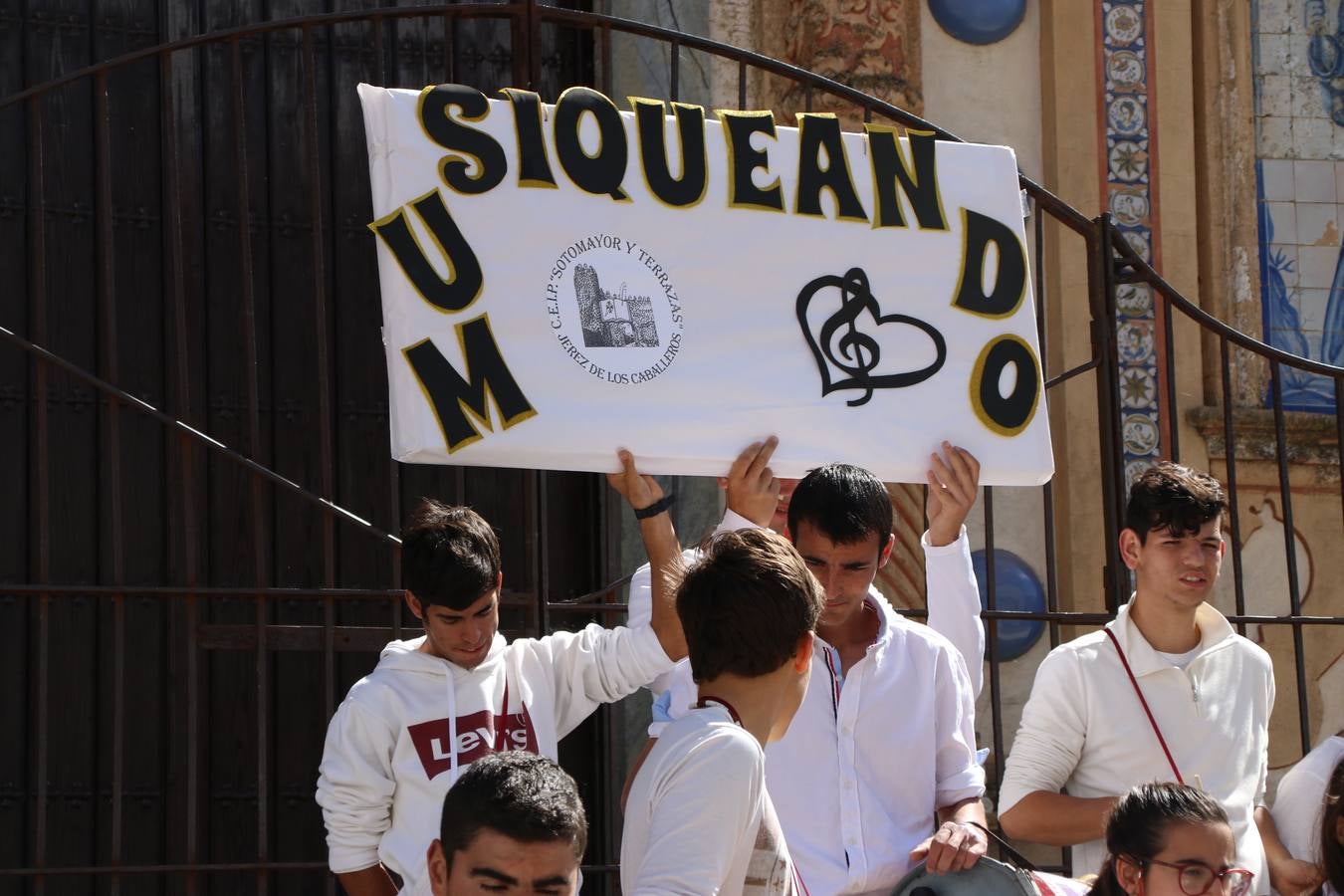 El Colegio 'Sotomayor y Terrazas' ha celebrado, esta mañana, su III Certamen escolar de bandas, organizado por el área de Música de este centro educativo, bajo la dirección de la maestra Loli Guzmán. A las puertas de la Semana Santa de Jerez, la actividad ha tenido como objetivo acercar la música a los niños y trabajar con ellos los sones que acompañan esta celebración. Esta edición ha contado, también, con la participación de alumnos del Colegio de Educación Especial 'Nuestra Señora de Aguasantas', la Agrupación Musical 'Nuestro Padre Jesús Nazareno', la Banda de CC. y TT. de 'Nuestra Señora del Rosario' y la Agrupación Musical 'Maestro Sousa'. Además, como novedad, se ha realizado un desfile previo por las calles del popular 'Barrio Alto'.