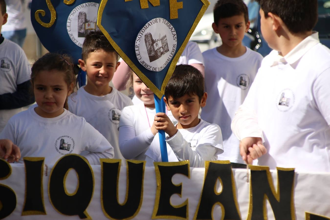 El Colegio 'Sotomayor y Terrazas' ha celebrado, esta mañana, su III Certamen escolar de bandas, organizado por el área de Música de este centro educativo, bajo la dirección de la maestra Loli Guzmán. A las puertas de la Semana Santa de Jerez, la actividad ha tenido como objetivo acercar la música a los niños y trabajar con ellos los sones que acompañan esta celebración. Esta edición ha contado, también, con la participación de alumnos del Colegio de Educación Especial 'Nuestra Señora de Aguasantas', la Agrupación Musical 'Nuestro Padre Jesús Nazareno', la Banda de CC. y TT. de 'Nuestra Señora del Rosario' y la Agrupación Musical 'Maestro Sousa'. Además, como novedad, se ha realizado un desfile previo por las calles del popular 'Barrio Alto'.