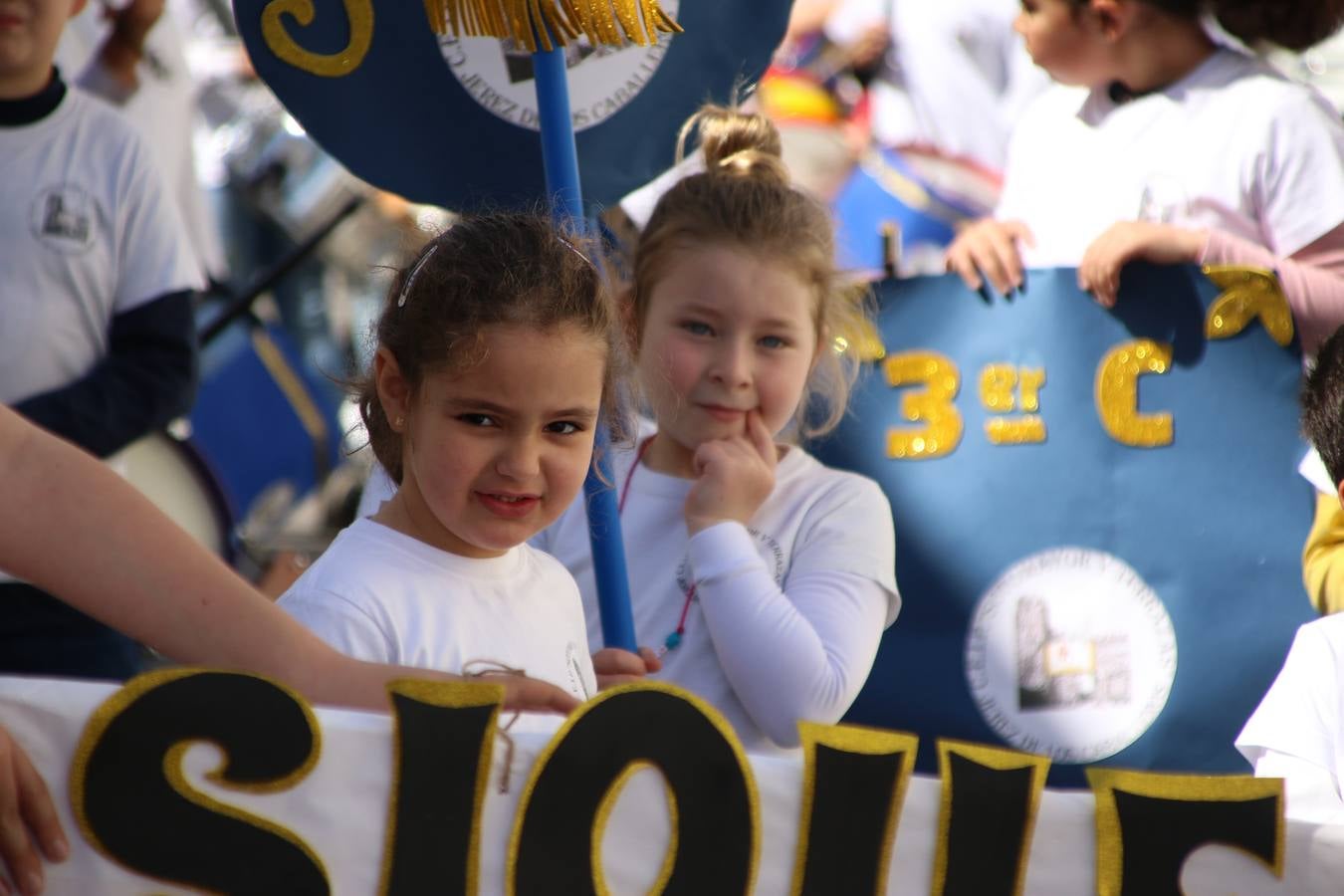 El Colegio 'Sotomayor y Terrazas' ha celebrado, esta mañana, su III Certamen escolar de bandas, organizado por el área de Música de este centro educativo, bajo la dirección de la maestra Loli Guzmán. A las puertas de la Semana Santa de Jerez, la actividad ha tenido como objetivo acercar la música a los niños y trabajar con ellos los sones que acompañan esta celebración. Esta edición ha contado, también, con la participación de alumnos del Colegio de Educación Especial 'Nuestra Señora de Aguasantas', la Agrupación Musical 'Nuestro Padre Jesús Nazareno', la Banda de CC. y TT. de 'Nuestra Señora del Rosario' y la Agrupación Musical 'Maestro Sousa'. Además, como novedad, se ha realizado un desfile previo por las calles del popular 'Barrio Alto'.