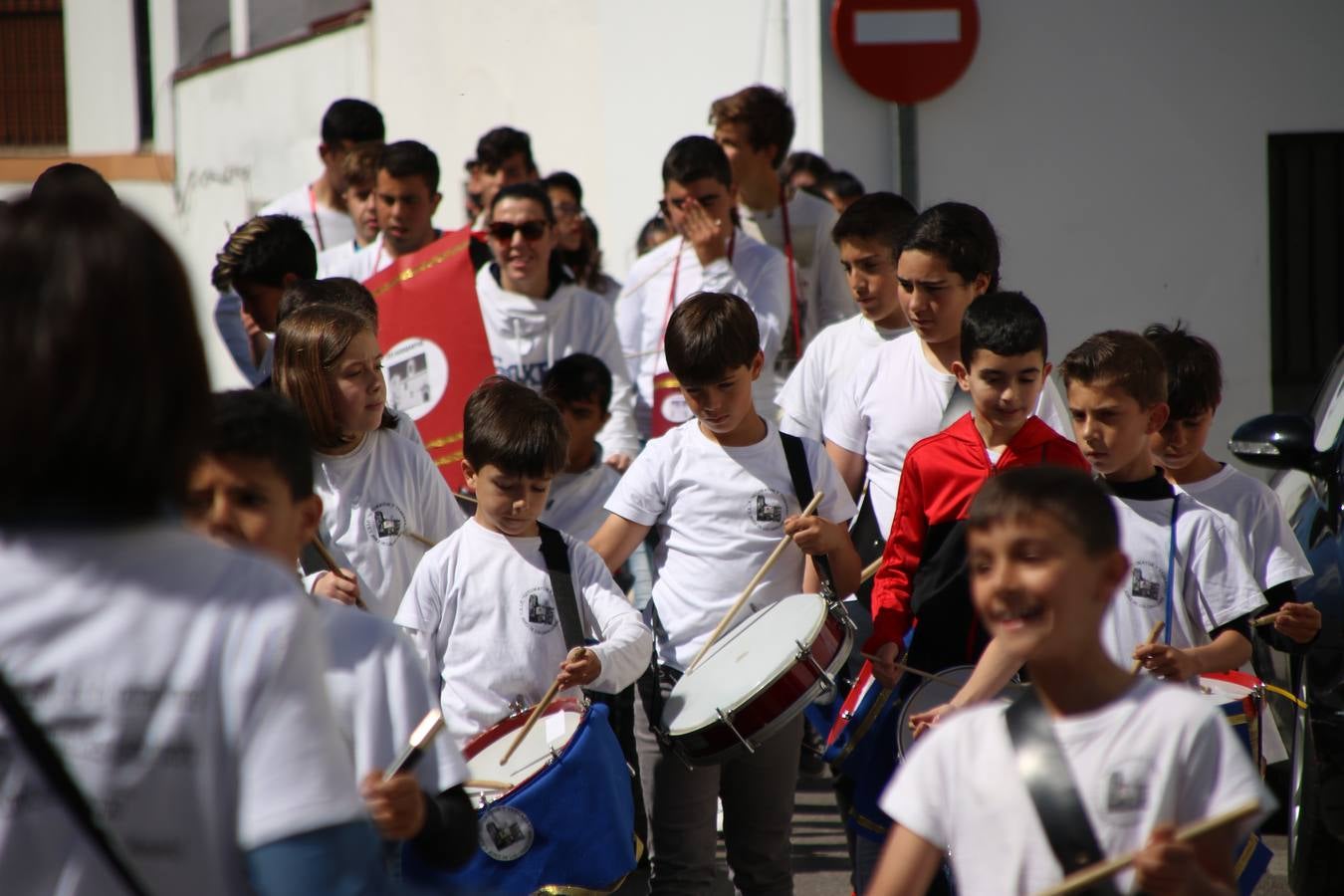 El Colegio 'Sotomayor y Terrazas' ha celebrado, esta mañana, su III Certamen escolar de bandas, organizado por el área de Música de este centro educativo, bajo la dirección de la maestra Loli Guzmán. A las puertas de la Semana Santa de Jerez, la actividad ha tenido como objetivo acercar la música a los niños y trabajar con ellos los sones que acompañan esta celebración. Esta edición ha contado, también, con la participación de alumnos del Colegio de Educación Especial 'Nuestra Señora de Aguasantas', la Agrupación Musical 'Nuestro Padre Jesús Nazareno', la Banda de CC. y TT. de 'Nuestra Señora del Rosario' y la Agrupación Musical 'Maestro Sousa'. Además, como novedad, se ha realizado un desfile previo por las calles del popular 'Barrio Alto'.