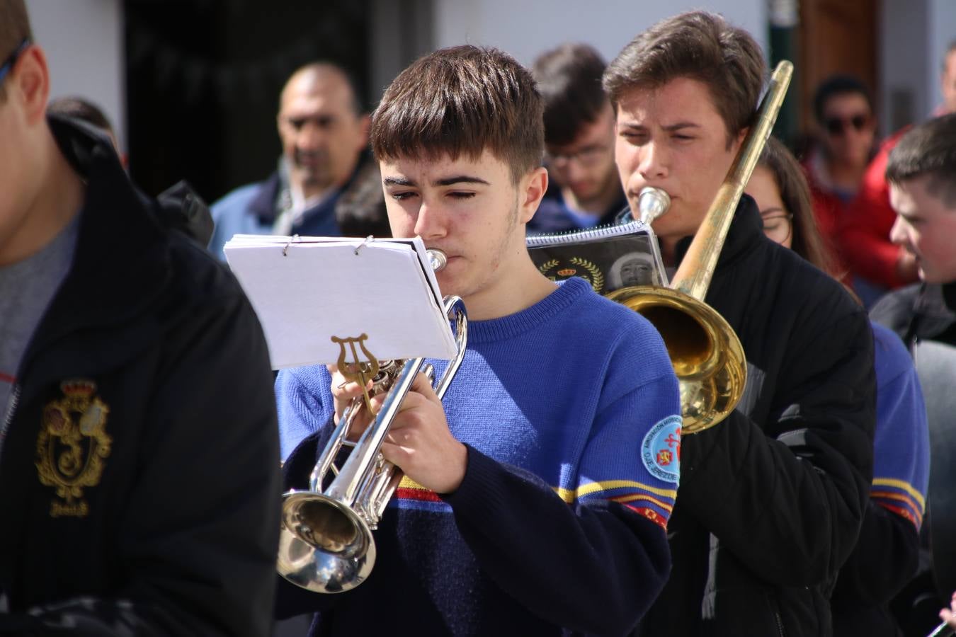 El Colegio 'Sotomayor y Terrazas' ha celebrado, esta mañana, su III Certamen escolar de bandas, organizado por el área de Música de este centro educativo, bajo la dirección de la maestra Loli Guzmán. A las puertas de la Semana Santa de Jerez, la actividad ha tenido como objetivo acercar la música a los niños y trabajar con ellos los sones que acompañan esta celebración. Esta edición ha contado, también, con la participación de alumnos del Colegio de Educación Especial 'Nuestra Señora de Aguasantas', la Agrupación Musical 'Nuestro Padre Jesús Nazareno', la Banda de CC. y TT. de 'Nuestra Señora del Rosario' y la Agrupación Musical 'Maestro Sousa'. Además, como novedad, se ha realizado un desfile previo por las calles del popular 'Barrio Alto'.