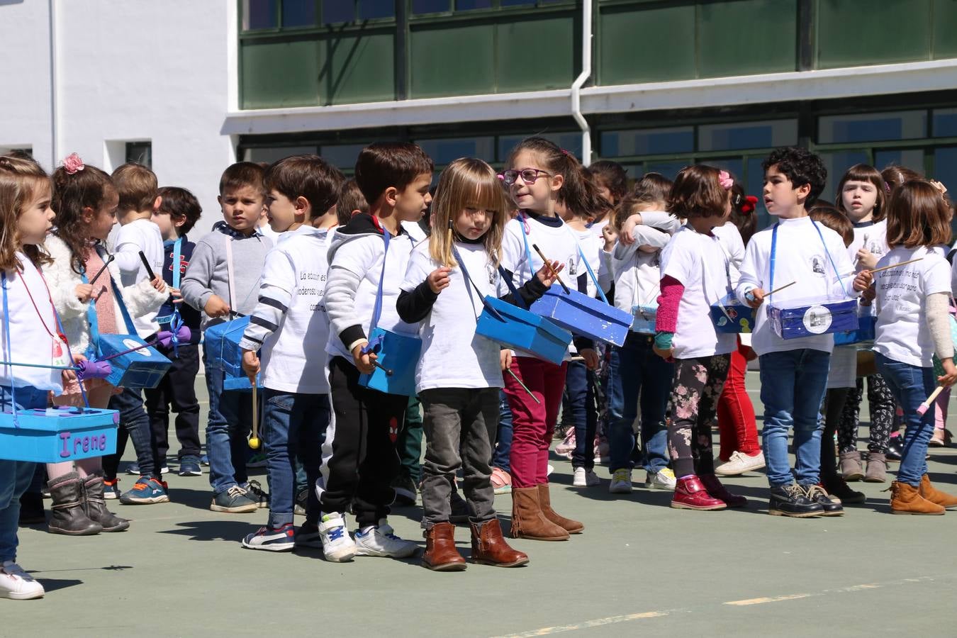 El Colegio 'Sotomayor y Terrazas' ha celebrado, esta mañana, su III Certamen escolar de bandas, organizado por el área de Música de este centro educativo, bajo la dirección de la maestra Loli Guzmán. A las puertas de la Semana Santa de Jerez, la actividad ha tenido como objetivo acercar la música a los niños y trabajar con ellos los sones que acompañan esta celebración. Esta edición ha contado, también, con la participación de alumnos del Colegio de Educación Especial 'Nuestra Señora de Aguasantas', la Agrupación Musical 'Nuestro Padre Jesús Nazareno', la Banda de CC. y TT. de 'Nuestra Señora del Rosario' y la Agrupación Musical 'Maestro Sousa'. Además, como novedad, se ha realizado un desfile previo por las calles del popular 'Barrio Alto'.