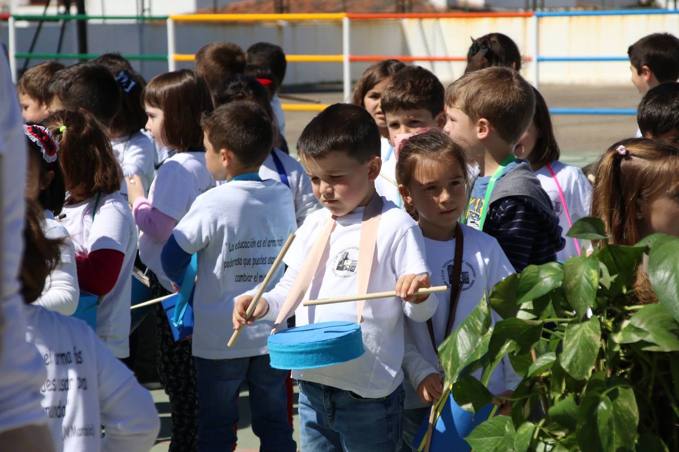 El Colegio 'Sotomayor y Terrazas' ha celebrado, esta mañana, su III Certamen escolar de bandas, organizado por el área de Música de este centro educativo, bajo la dirección de la maestra Loli Guzmán. A las puertas de la Semana Santa de Jerez, la actividad ha tenido como objetivo acercar la música a los niños y trabajar con ellos los sones que acompañan esta celebración. Esta edición ha contado, también, con la participación de alumnos del Colegio de Educación Especial 'Nuestra Señora de Aguasantas', la Agrupación Musical 'Nuestro Padre Jesús Nazareno', la Banda de CC. y TT. de 'Nuestra Señora del Rosario' y la Agrupación Musical 'Maestro Sousa'. Además, como novedad, se ha realizado un desfile previo por las calles del popular 'Barrio Alto'.