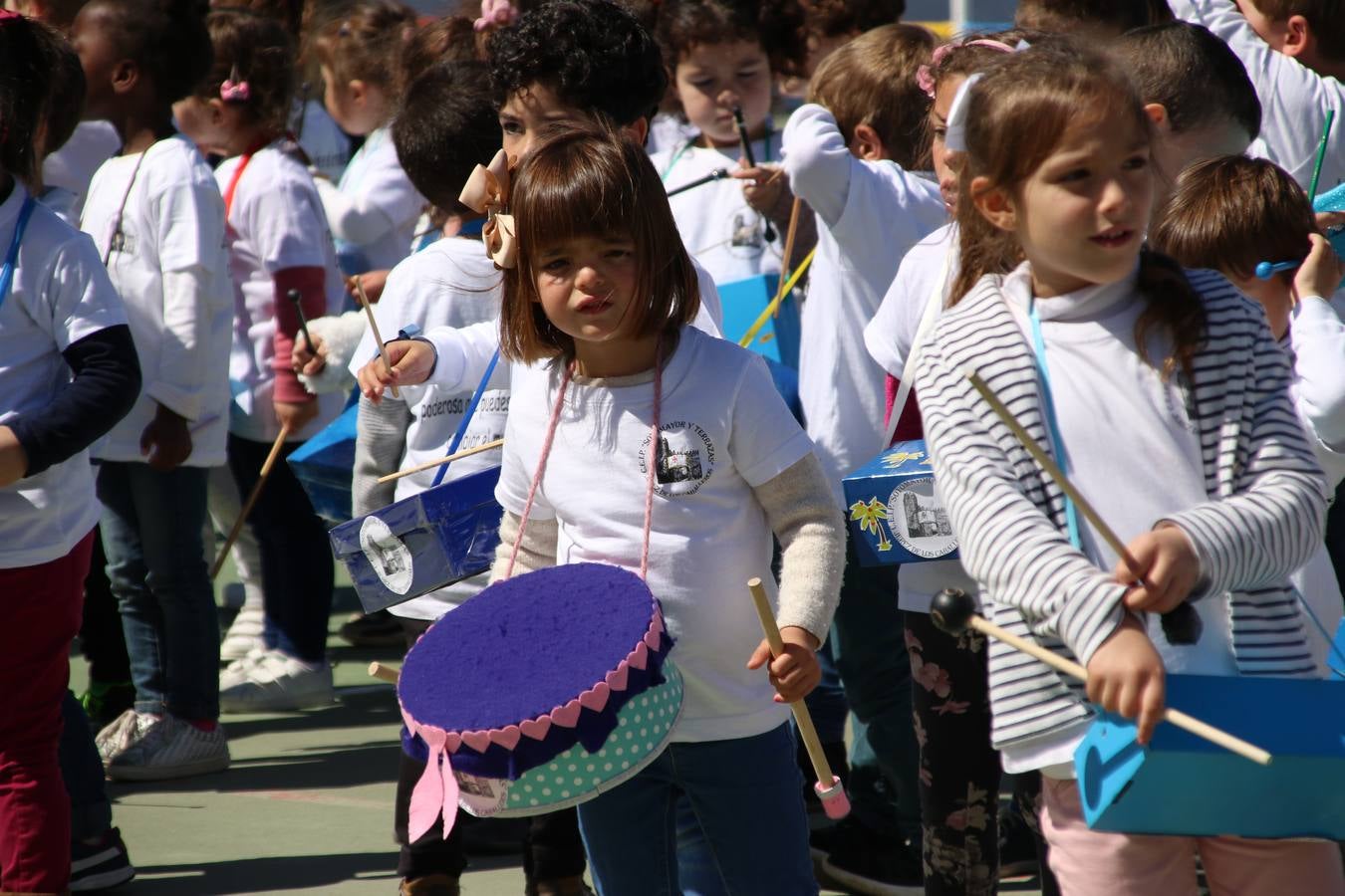 El Colegio 'Sotomayor y Terrazas' ha celebrado, esta mañana, su III Certamen escolar de bandas, organizado por el área de Música de este centro educativo, bajo la dirección de la maestra Loli Guzmán. A las puertas de la Semana Santa de Jerez, la actividad ha tenido como objetivo acercar la música a los niños y trabajar con ellos los sones que acompañan esta celebración. Esta edición ha contado, también, con la participación de alumnos del Colegio de Educación Especial 'Nuestra Señora de Aguasantas', la Agrupación Musical 'Nuestro Padre Jesús Nazareno', la Banda de CC. y TT. de 'Nuestra Señora del Rosario' y la Agrupación Musical 'Maestro Sousa'. Además, como novedad, se ha realizado un desfile previo por las calles del popular 'Barrio Alto'.