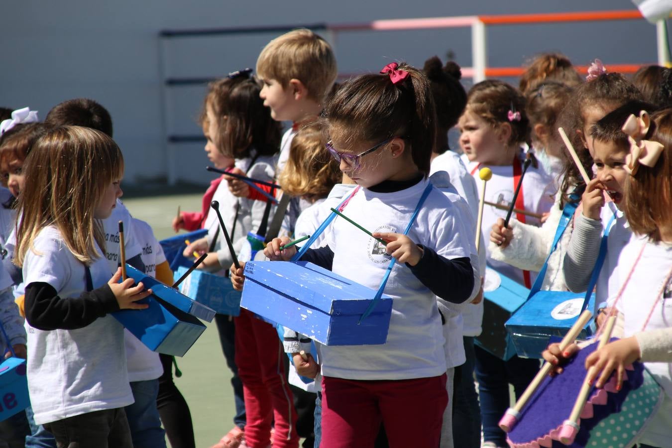 El Colegio 'Sotomayor y Terrazas' ha celebrado, esta mañana, su III Certamen escolar de bandas, organizado por el área de Música de este centro educativo, bajo la dirección de la maestra Loli Guzmán. A las puertas de la Semana Santa de Jerez, la actividad ha tenido como objetivo acercar la música a los niños y trabajar con ellos los sones que acompañan esta celebración. Esta edición ha contado, también, con la participación de alumnos del Colegio de Educación Especial 'Nuestra Señora de Aguasantas', la Agrupación Musical 'Nuestro Padre Jesús Nazareno', la Banda de CC. y TT. de 'Nuestra Señora del Rosario' y la Agrupación Musical 'Maestro Sousa'. Además, como novedad, se ha realizado un desfile previo por las calles del popular 'Barrio Alto'.