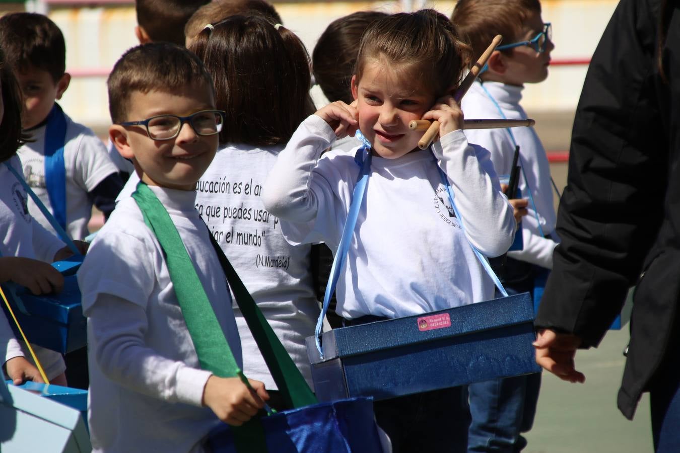 El Colegio 'Sotomayor y Terrazas' ha celebrado, esta mañana, su III Certamen escolar de bandas, organizado por el área de Música de este centro educativo, bajo la dirección de la maestra Loli Guzmán. A las puertas de la Semana Santa de Jerez, la actividad ha tenido como objetivo acercar la música a los niños y trabajar con ellos los sones que acompañan esta celebración. Esta edición ha contado, también, con la participación de alumnos del Colegio de Educación Especial 'Nuestra Señora de Aguasantas', la Agrupación Musical 'Nuestro Padre Jesús Nazareno', la Banda de CC. y TT. de 'Nuestra Señora del Rosario' y la Agrupación Musical 'Maestro Sousa'. Además, como novedad, se ha realizado un desfile previo por las calles del popular 'Barrio Alto'.