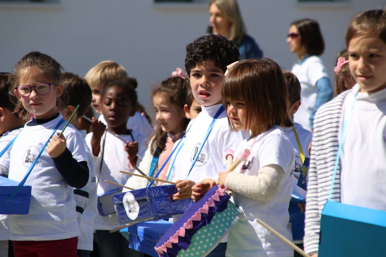 El Colegio 'Sotomayor y Terrazas' ha celebrado, esta mañana, su III Certamen escolar de bandas, organizado por el área de Música de este centro educativo, bajo la dirección de la maestra Loli Guzmán. A las puertas de la Semana Santa de Jerez, la actividad ha tenido como objetivo acercar la música a los niños y trabajar con ellos los sones que acompañan esta celebración. Esta edición ha contado, también, con la participación de alumnos del Colegio de Educación Especial 'Nuestra Señora de Aguasantas', la Agrupación Musical 'Nuestro Padre Jesús Nazareno', la Banda de CC. y TT. de 'Nuestra Señora del Rosario' y la Agrupación Musical 'Maestro Sousa'. Además, como novedad, se ha realizado un desfile previo por las calles del popular 'Barrio Alto'.