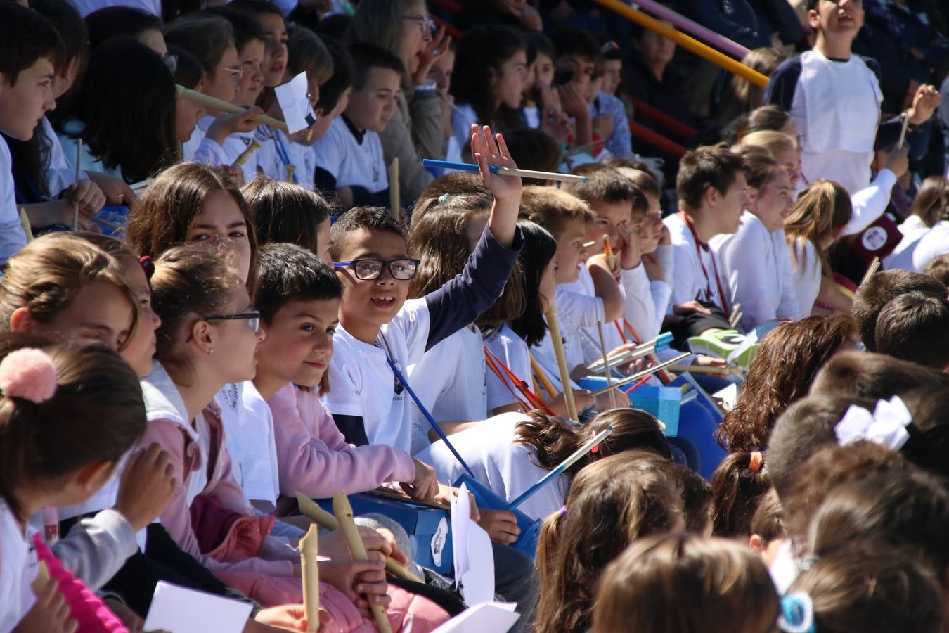 El Colegio 'Sotomayor y Terrazas' ha celebrado, esta mañana, su III Certamen escolar de bandas, organizado por el área de Música de este centro educativo, bajo la dirección de la maestra Loli Guzmán. A las puertas de la Semana Santa de Jerez, la actividad ha tenido como objetivo acercar la música a los niños y trabajar con ellos los sones que acompañan esta celebración. Esta edición ha contado, también, con la participación de alumnos del Colegio de Educación Especial 'Nuestra Señora de Aguasantas', la Agrupación Musical 'Nuestro Padre Jesús Nazareno', la Banda de CC. y TT. de 'Nuestra Señora del Rosario' y la Agrupación Musical 'Maestro Sousa'. Además, como novedad, se ha realizado un desfile previo por las calles del popular 'Barrio Alto'.