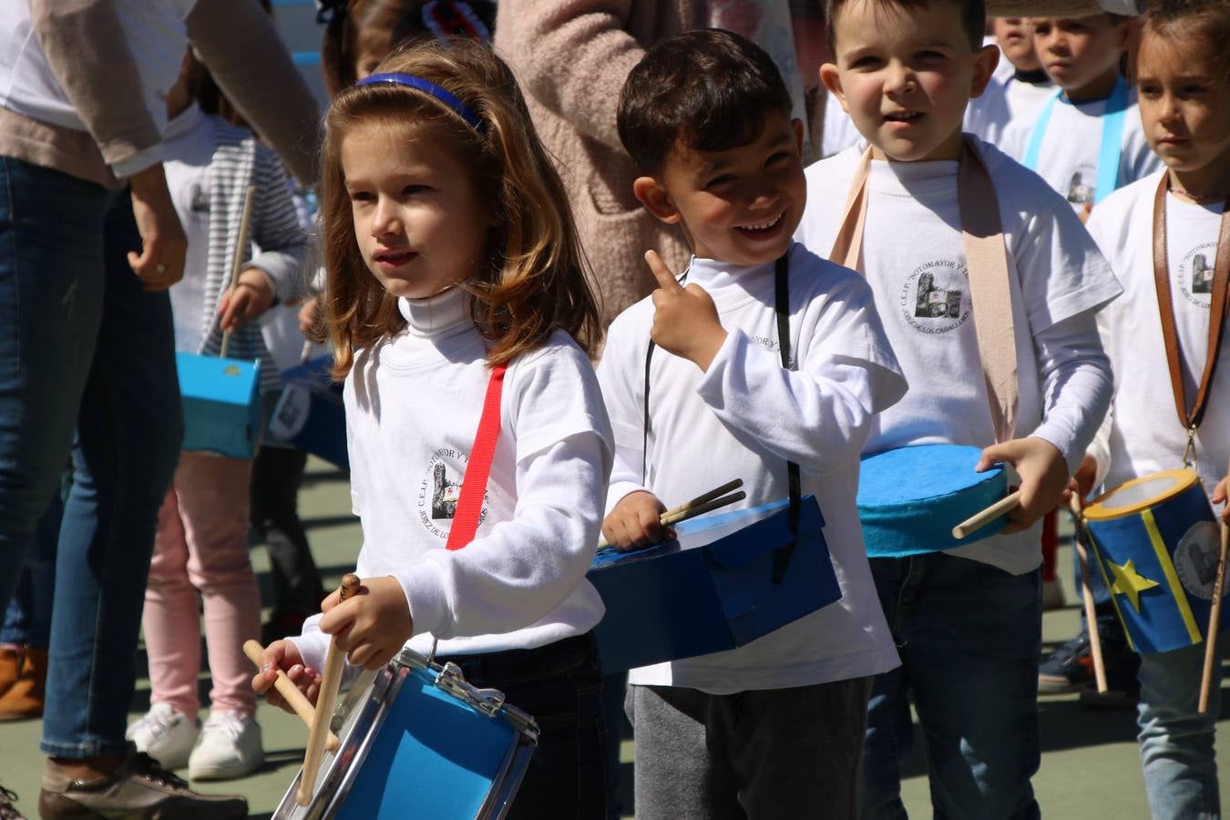 El Colegio 'Sotomayor y Terrazas' ha celebrado, esta mañana, su III Certamen escolar de bandas, organizado por el área de Música de este centro educativo, bajo la dirección de la maestra Loli Guzmán. A las puertas de la Semana Santa de Jerez, la actividad ha tenido como objetivo acercar la música a los niños y trabajar con ellos los sones que acompañan esta celebración. Esta edición ha contado, también, con la participación de alumnos del Colegio de Educación Especial 'Nuestra Señora de Aguasantas', la Agrupación Musical 'Nuestro Padre Jesús Nazareno', la Banda de CC. y TT. de 'Nuestra Señora del Rosario' y la Agrupación Musical 'Maestro Sousa'. Además, como novedad, se ha realizado un desfile previo por las calles del popular 'Barrio Alto'.