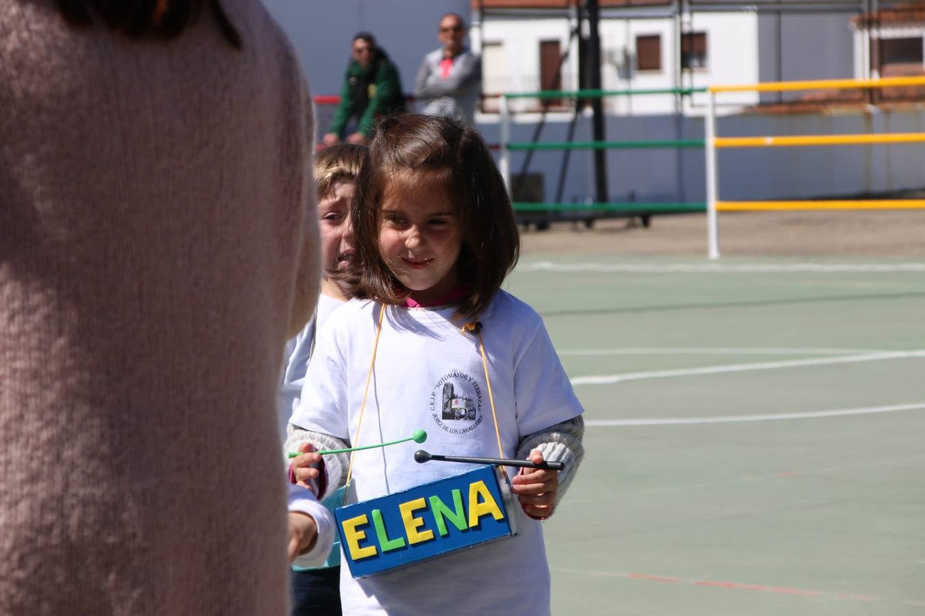 El Colegio 'Sotomayor y Terrazas' ha celebrado, esta mañana, su III Certamen escolar de bandas, organizado por el área de Música de este centro educativo, bajo la dirección de la maestra Loli Guzmán. A las puertas de la Semana Santa de Jerez, la actividad ha tenido como objetivo acercar la música a los niños y trabajar con ellos los sones que acompañan esta celebración. Esta edición ha contado, también, con la participación de alumnos del Colegio de Educación Especial 'Nuestra Señora de Aguasantas', la Agrupación Musical 'Nuestro Padre Jesús Nazareno', la Banda de CC. y TT. de 'Nuestra Señora del Rosario' y la Agrupación Musical 'Maestro Sousa'. Además, como novedad, se ha realizado un desfile previo por las calles del popular 'Barrio Alto'.