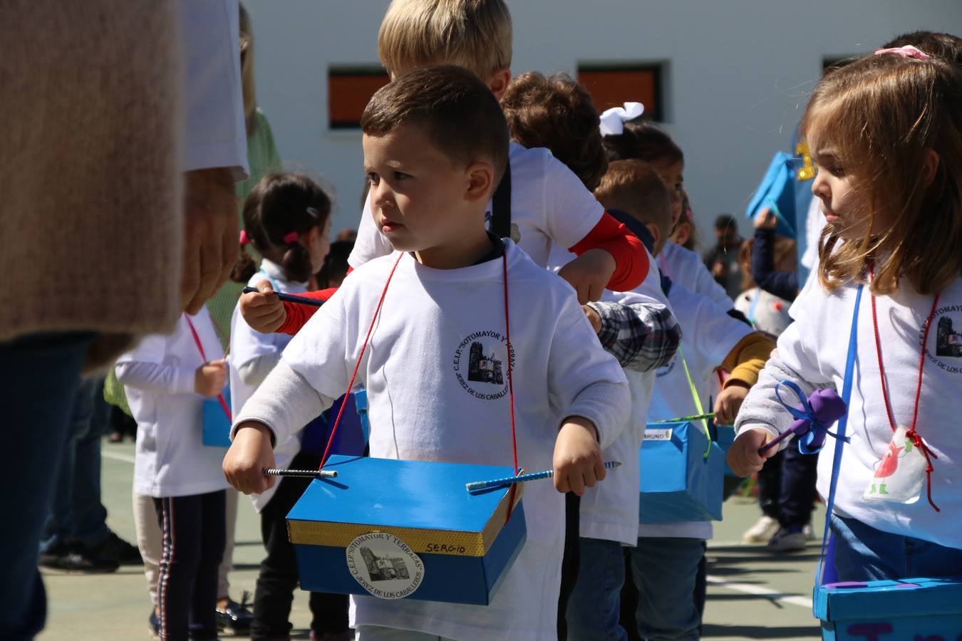 El Colegio 'Sotomayor y Terrazas' ha celebrado, esta mañana, su III Certamen escolar de bandas, organizado por el área de Música de este centro educativo, bajo la dirección de la maestra Loli Guzmán. A las puertas de la Semana Santa de Jerez, la actividad ha tenido como objetivo acercar la música a los niños y trabajar con ellos los sones que acompañan esta celebración. Esta edición ha contado, también, con la participación de alumnos del Colegio de Educación Especial 'Nuestra Señora de Aguasantas', la Agrupación Musical 'Nuestro Padre Jesús Nazareno', la Banda de CC. y TT. de 'Nuestra Señora del Rosario' y la Agrupación Musical 'Maestro Sousa'. Además, como novedad, se ha realizado un desfile previo por las calles del popular 'Barrio Alto'.